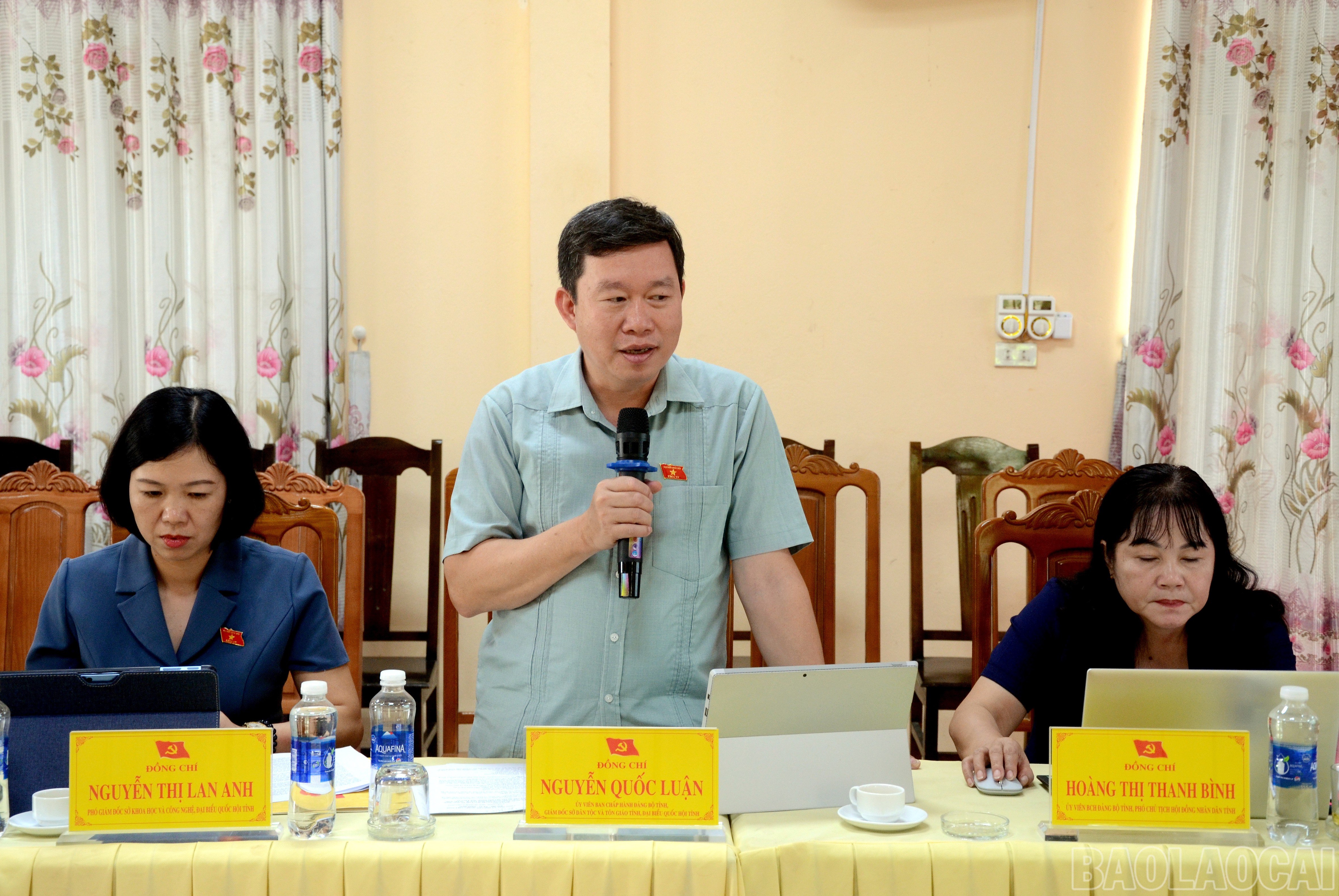 Các thành viên Đoàn khảo sát tham gia ý kiến tại buổi làm việc. baolaocai-br_dsc-5247.jpg