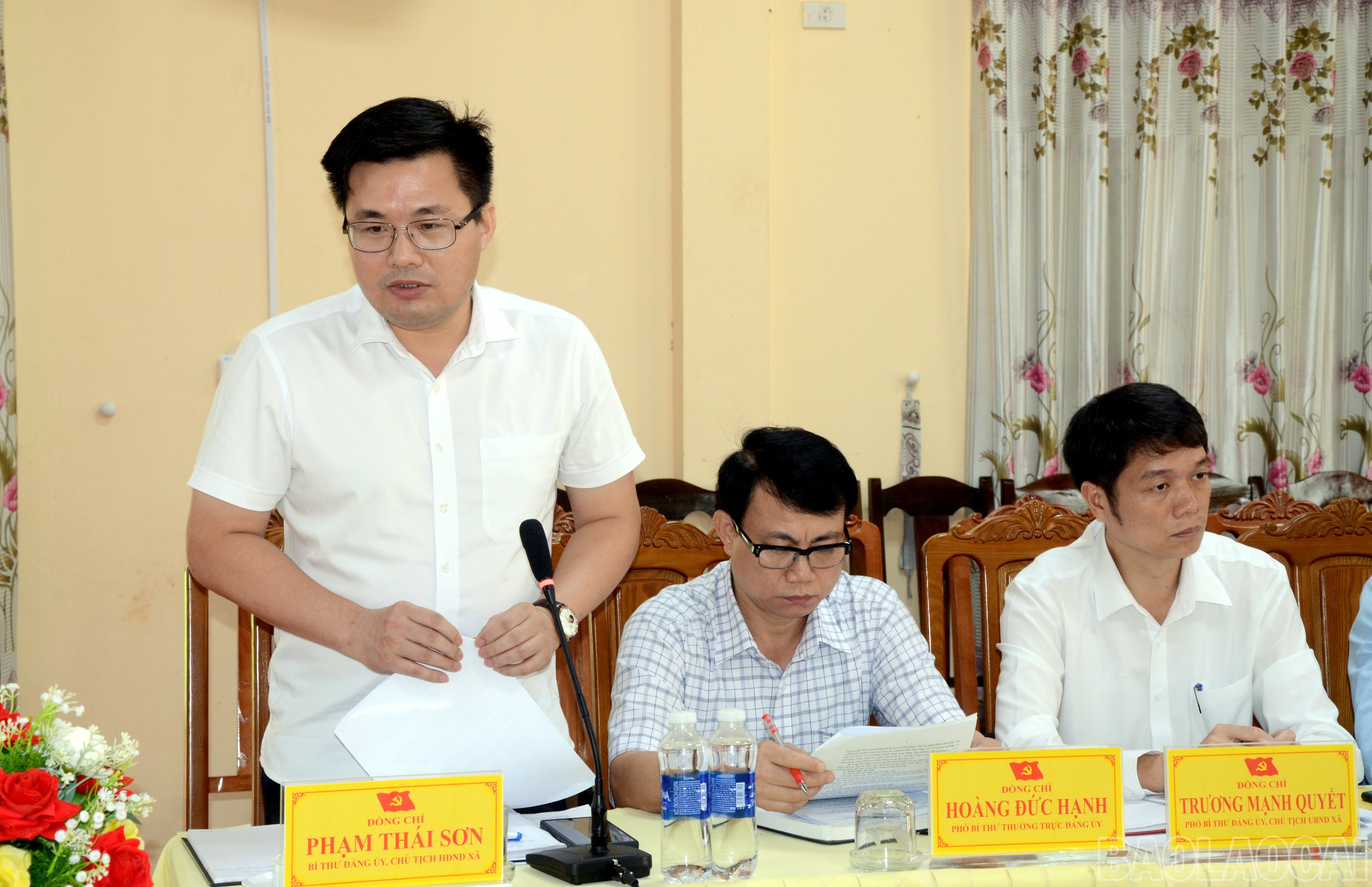 Lãnh đạo xã Chấn Thịnh đề xuất, kiến nghị với Đoàn khảo sát về một số khó khăn, vướng mắc sau 2 tháng thực hiện chính quyền địa phương 2 cấp. baolaocai-br_dsc-5239.jpg
