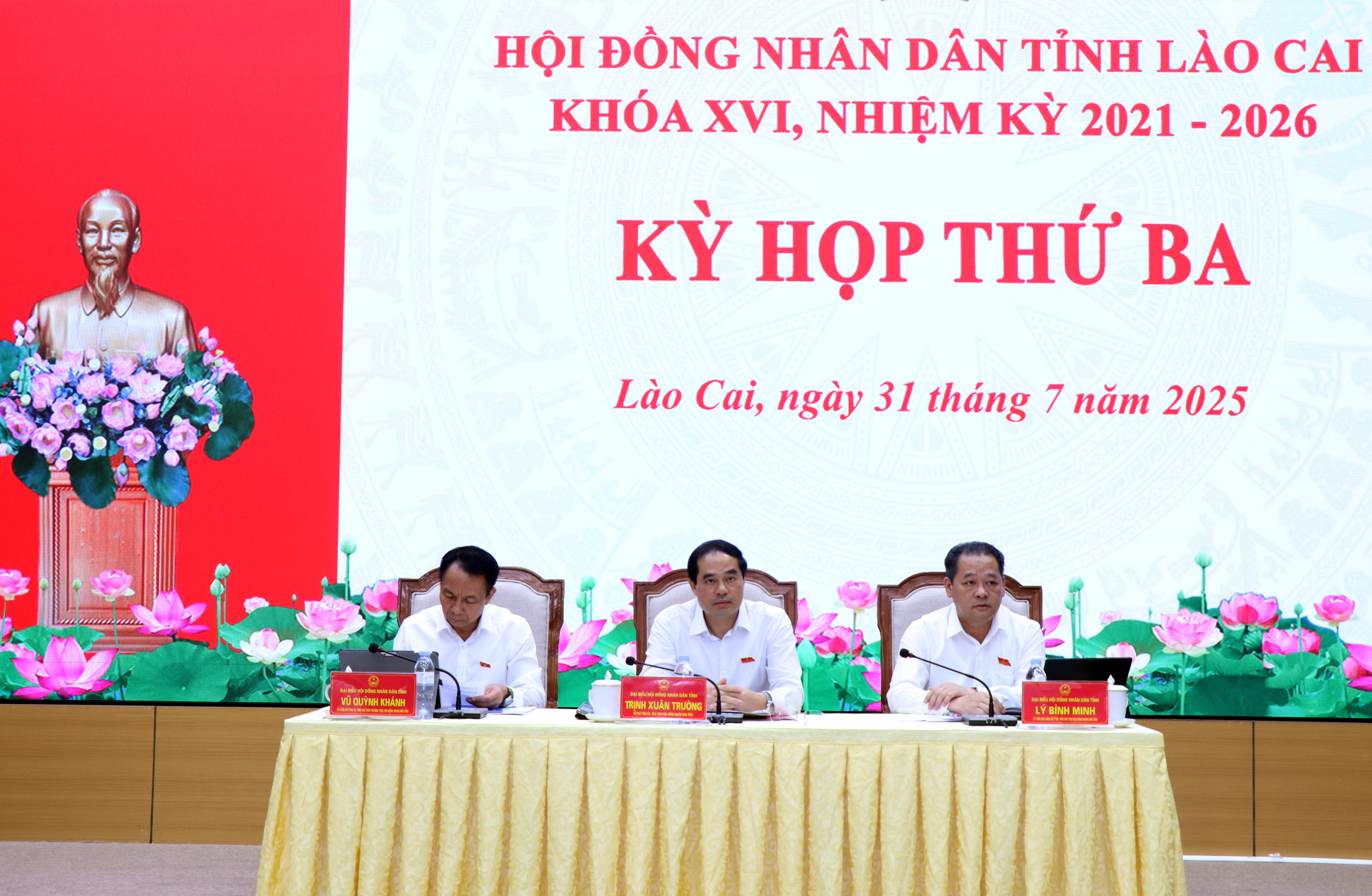 Các đồng chí Thường trực HĐND tỉnh chủ trì cuộc họp. img-1000.jpg
