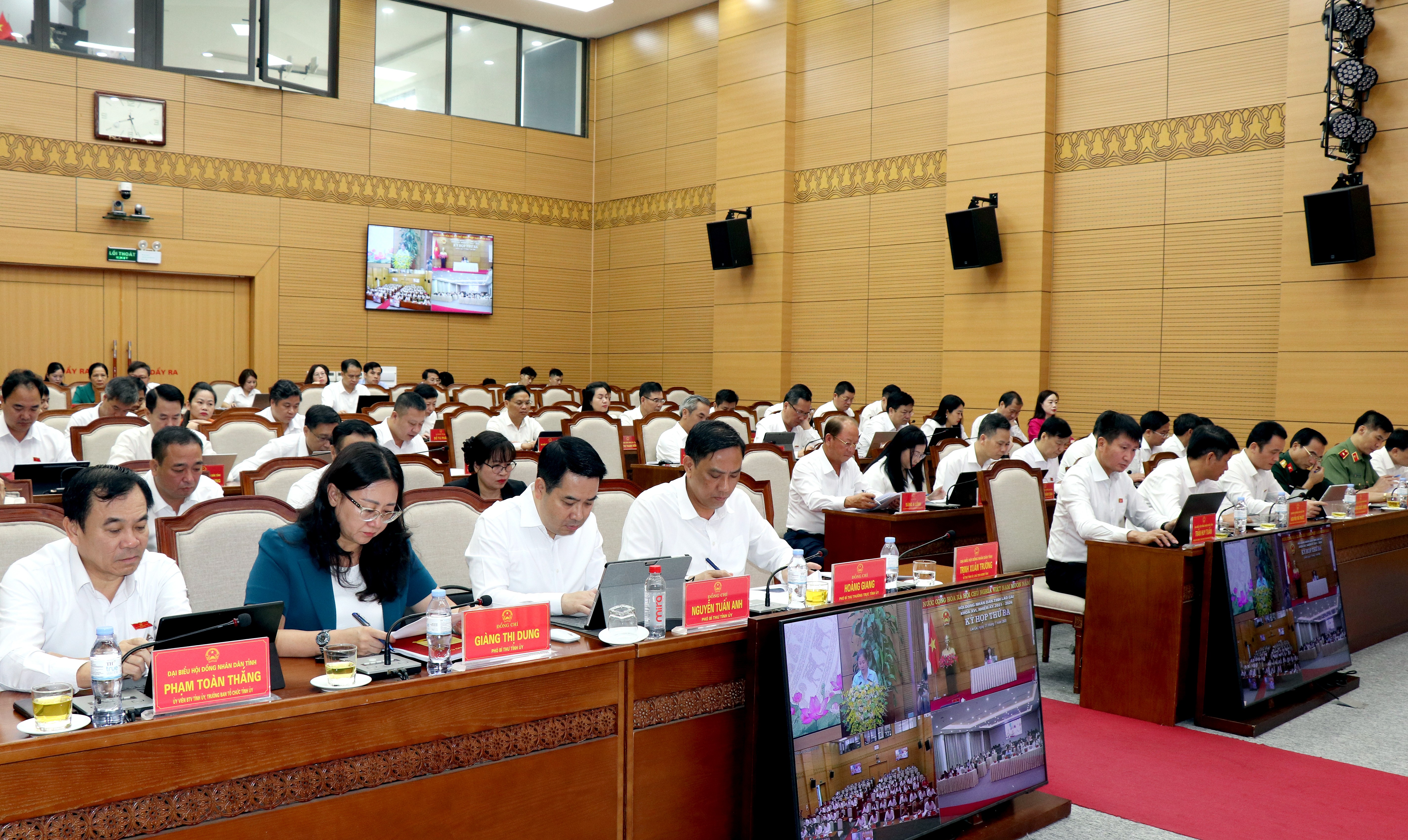 Các đại biểu tham dự kỳ họp. img-1008.jpg