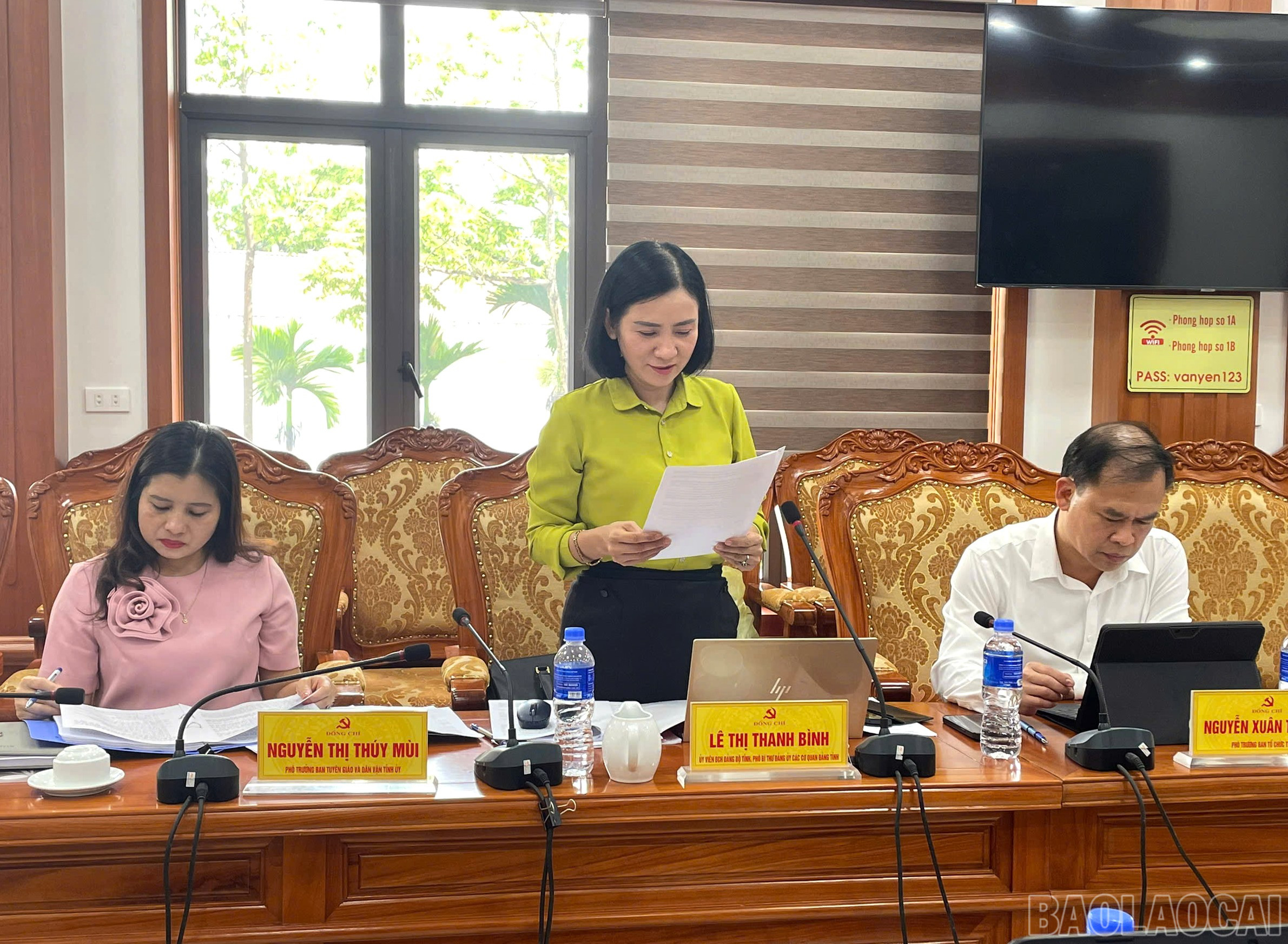 Tổ công tác tham gia góp ý vào dự thảo văn kiện Đại hội Đảng bộ các xã. baolaocai-br_binh.jpg