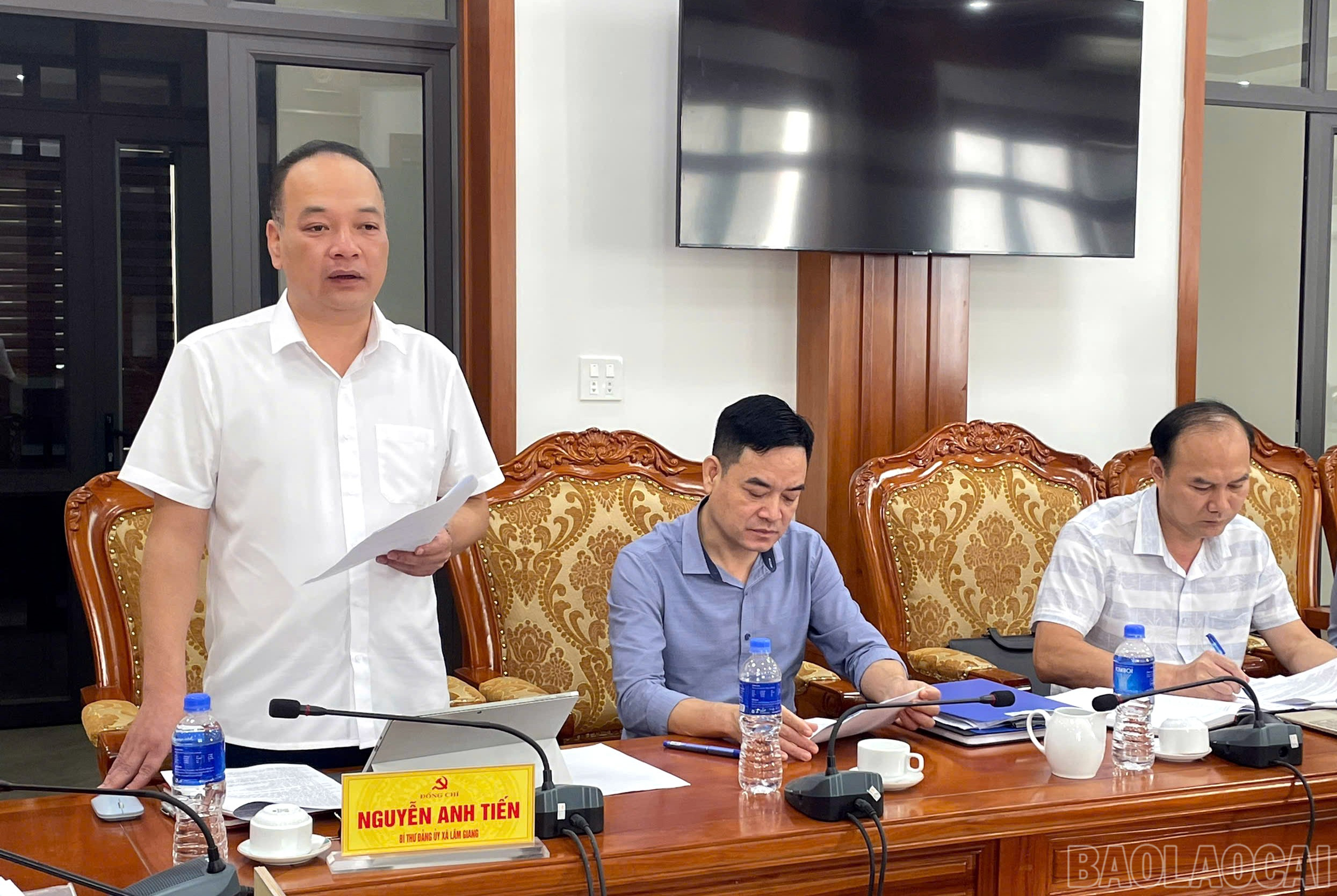 Lãnh đạo Đảng bộ 2 xã Lâm Giang báo cáo công tác chuẩn bị văn kiện trình đại hội. baolaocai-br_tien.jpg