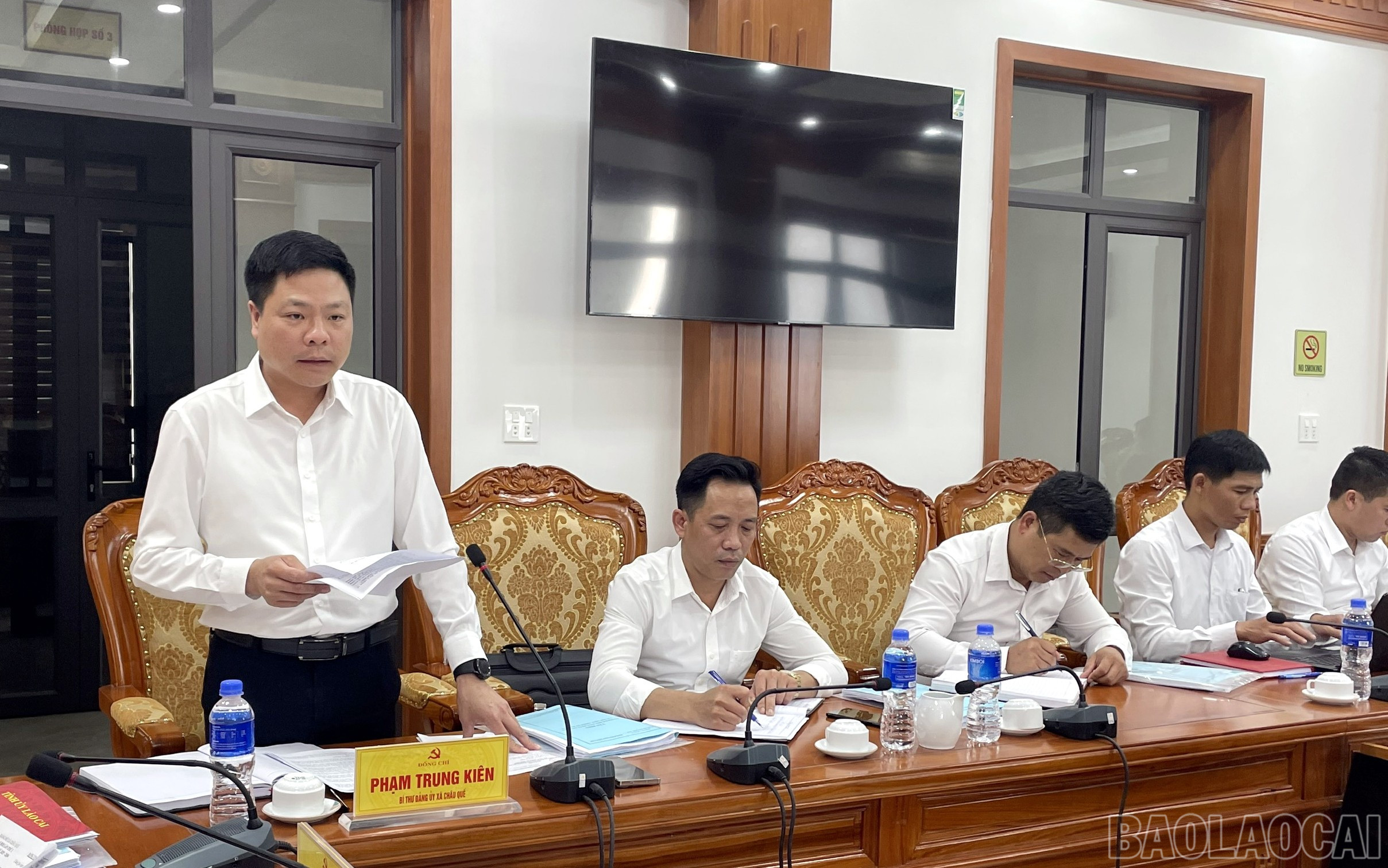 Lãnh đạo Đảng bộ 2 xã Châu Quế báo cáo công tác chuẩn bị văn kiện trình đại hội. baolaocai-br_kien.jpg