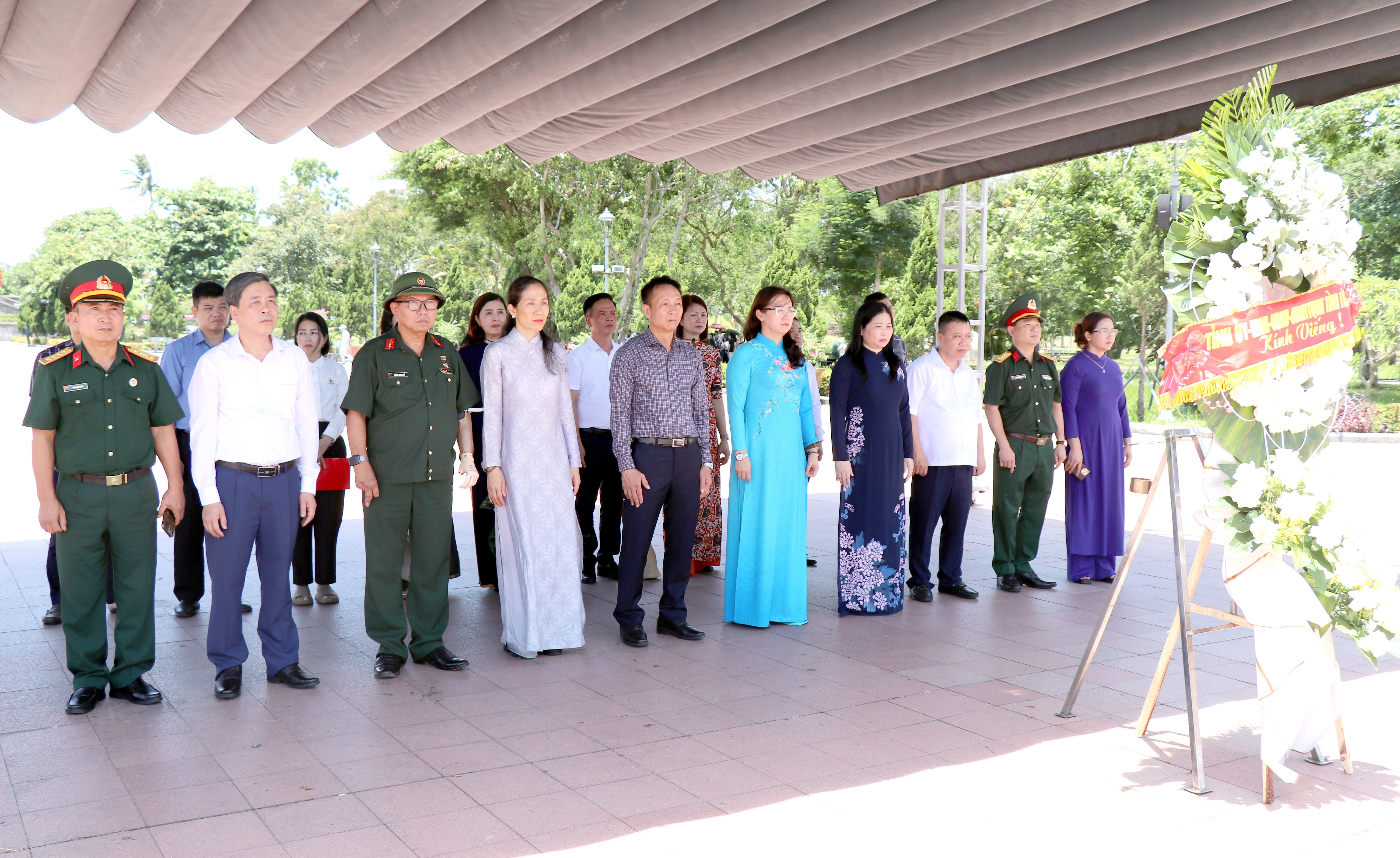 Phó Bí thư Tỉnh ủy, Chủ tịch Ủy ban MTTQ tỉnh Giàng Thị Dung và Đoàn công tác đặt vòng hoa, dâng hương tại Đài tưởng niệm trung tâm Nghĩa trang Liệt sỹ quốc gia Trường Sơn. img-0722.jpg