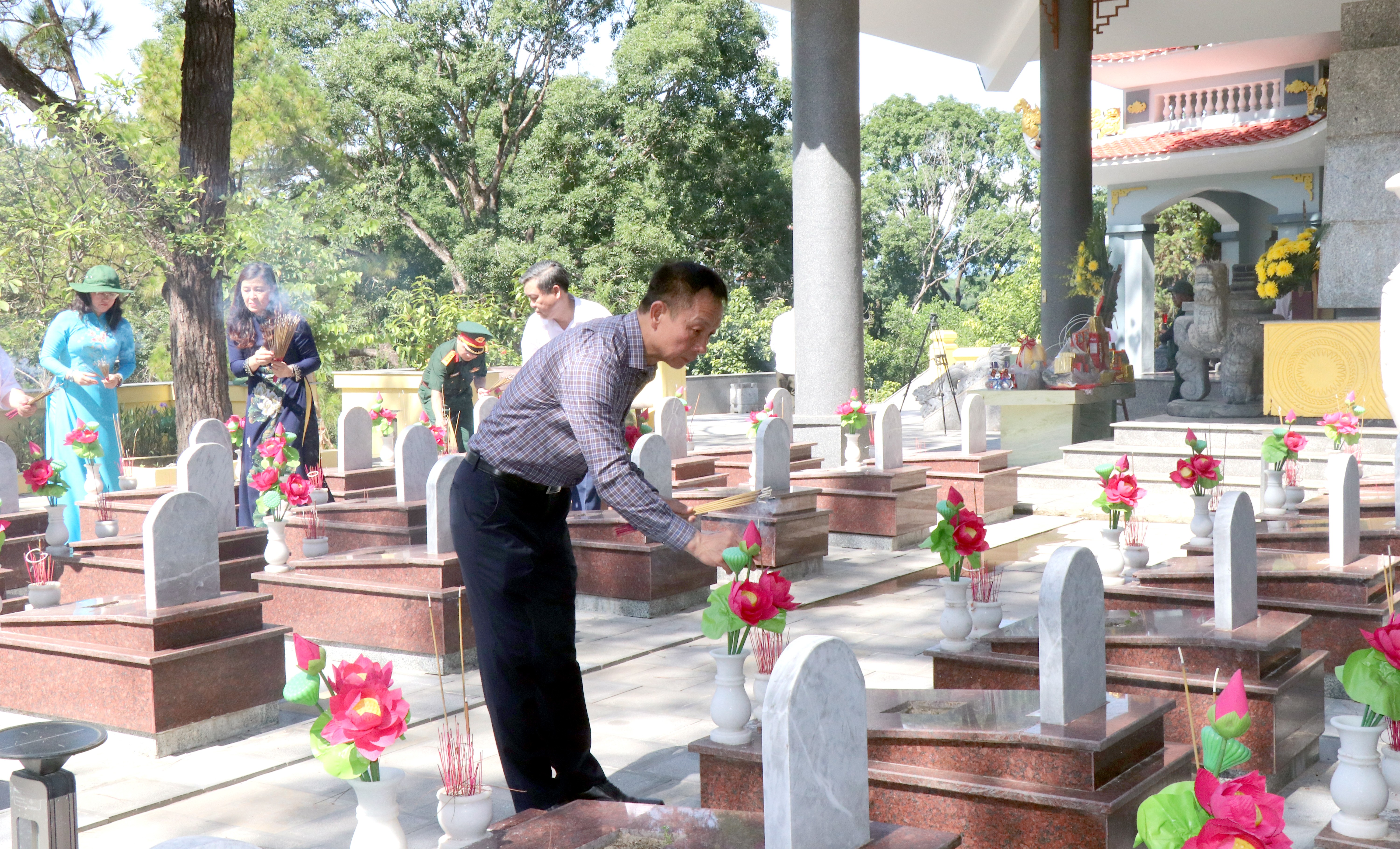 Phó Chủ tịch Thường trực HĐND tỉnh Vũ Quỳnh Khánh thắp hương phần mộ các anh hùng liệt sỹ tỉnh Lào Cai tại Nghĩa trang Trường Sơn. img-0708.jpg