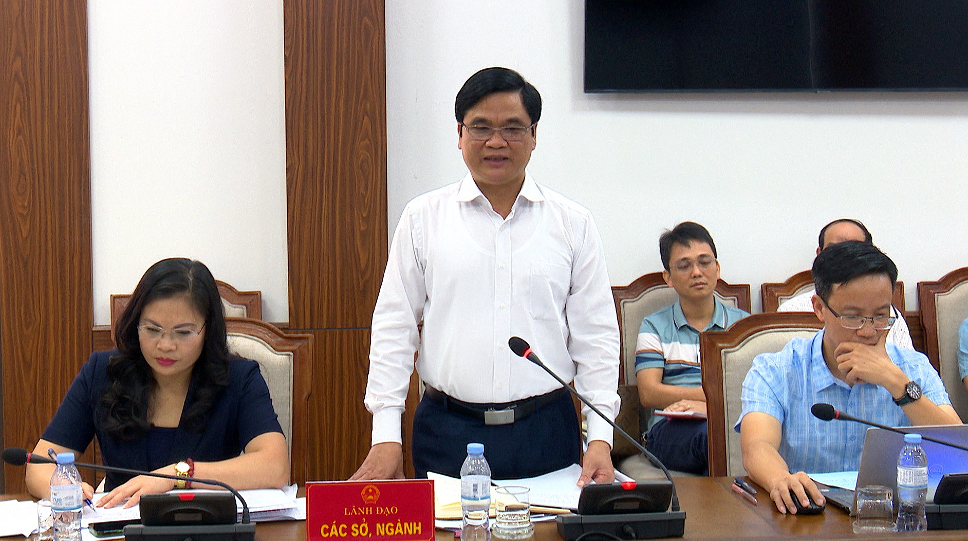 Lãnh đạo Sở Giáo dục và Đào tạo báo cáo tờ trình, dự thảo nghị quyết trình kỳ họp. gd.jpg