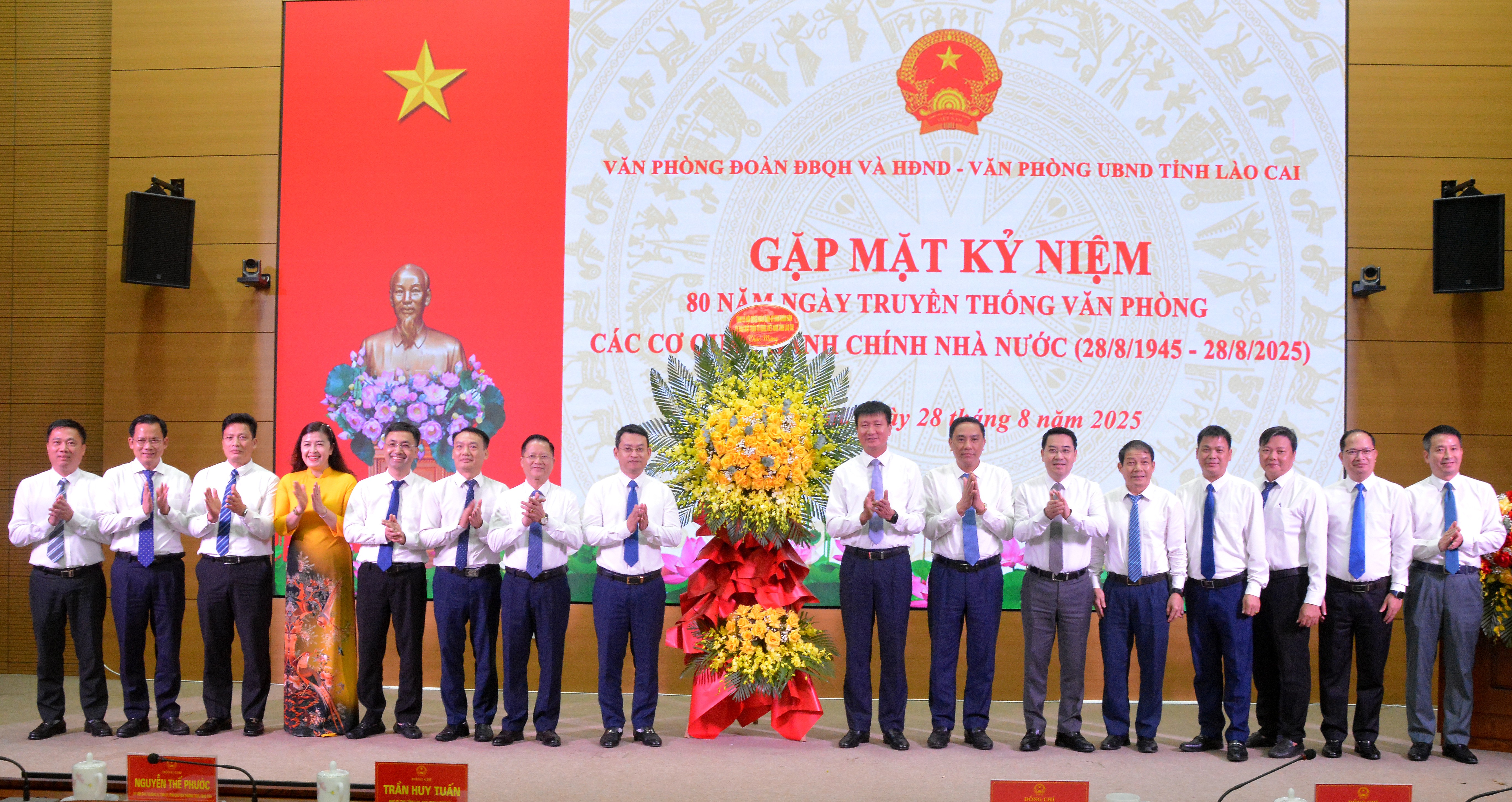 Các đồng chí lãnh đạo tỉnh tặng hoa chúc mừng 2 Văn phòng nhân kỷ niệm 80 năm Ngày truyền thống Văn phòng các cơ quan hành chính Nhà nước. dsc-0082-766.jpg