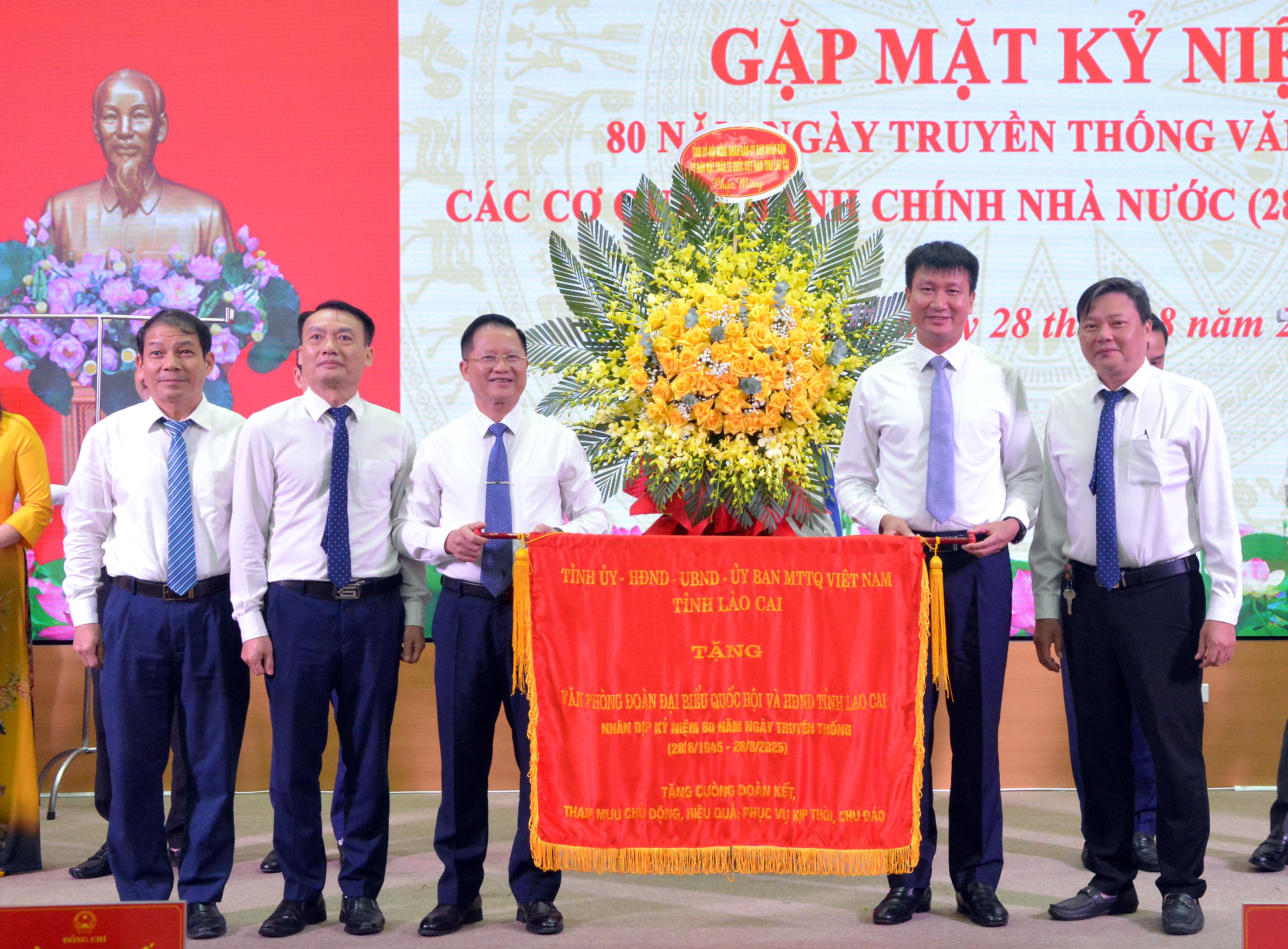 Chủ tịch UBND tỉnh Trần Huy Tuấn tặng cờ thêu cho Văn phòng Đoàn ĐBQH và HĐND tỉnh. dsc-0088.jpg
