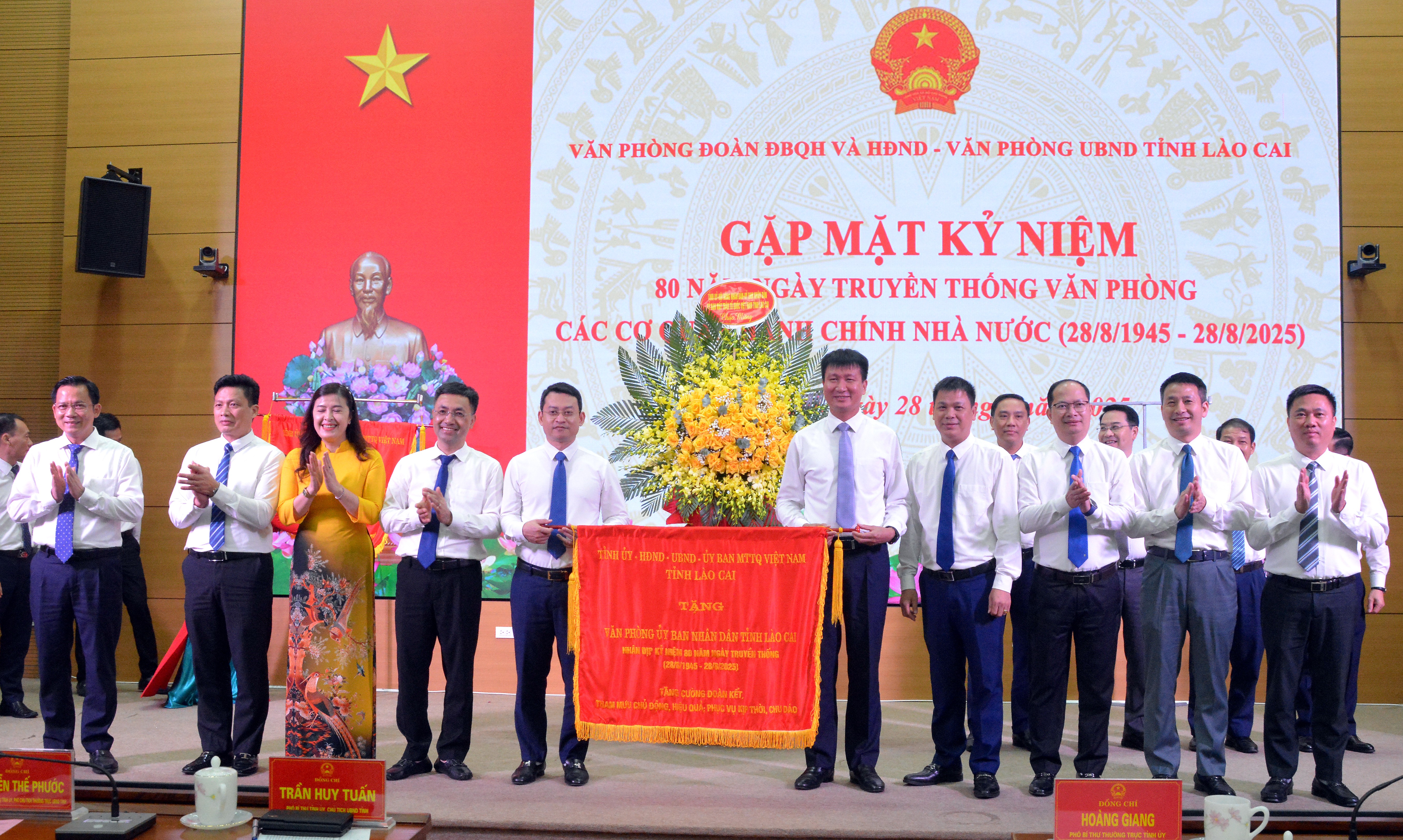 Chủ tịch UBND tỉnh Trần Huy Tuấn tặng cờ thêu cho Văn phòng UBND tỉnh. dsc-0094.jpg