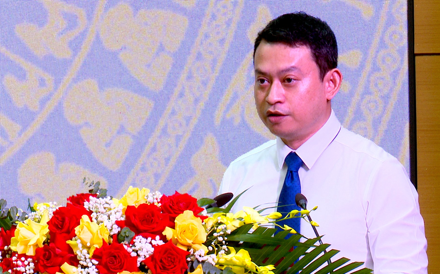 Lãnh đạo Văn phòng UBND tỉnh phát biểu ôn lại truyền thống 80 năm Ngày thành lập Văn phòng cơ quan hành chính Nhà nước. vp00-02-10-05still002.jpg