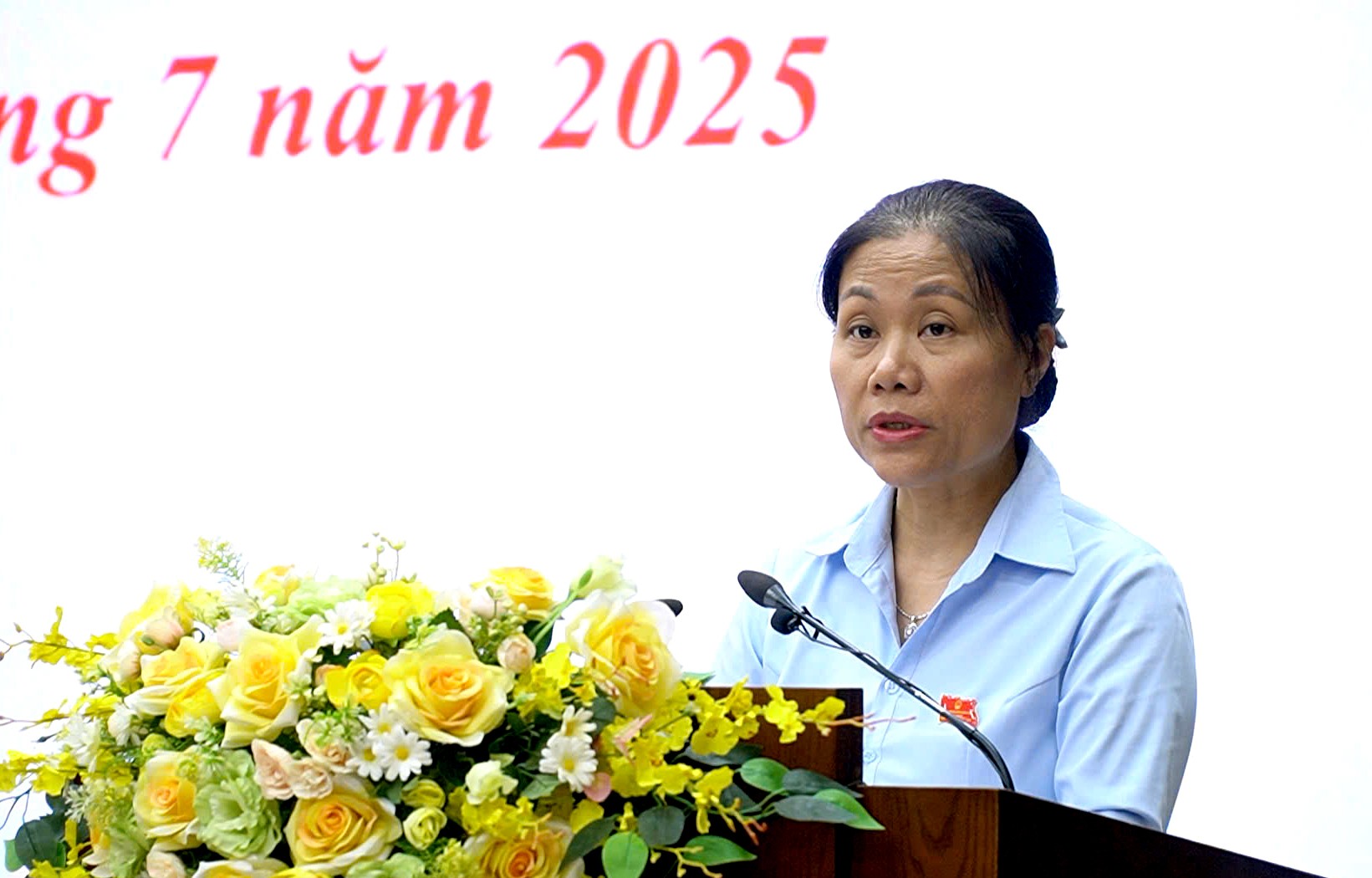 Lãnh đạo Ban Kinh tế - Ngân sách HĐND tỉnh báo cáo thẩm tra các tờ trình tại kỳ họp. v.jpg