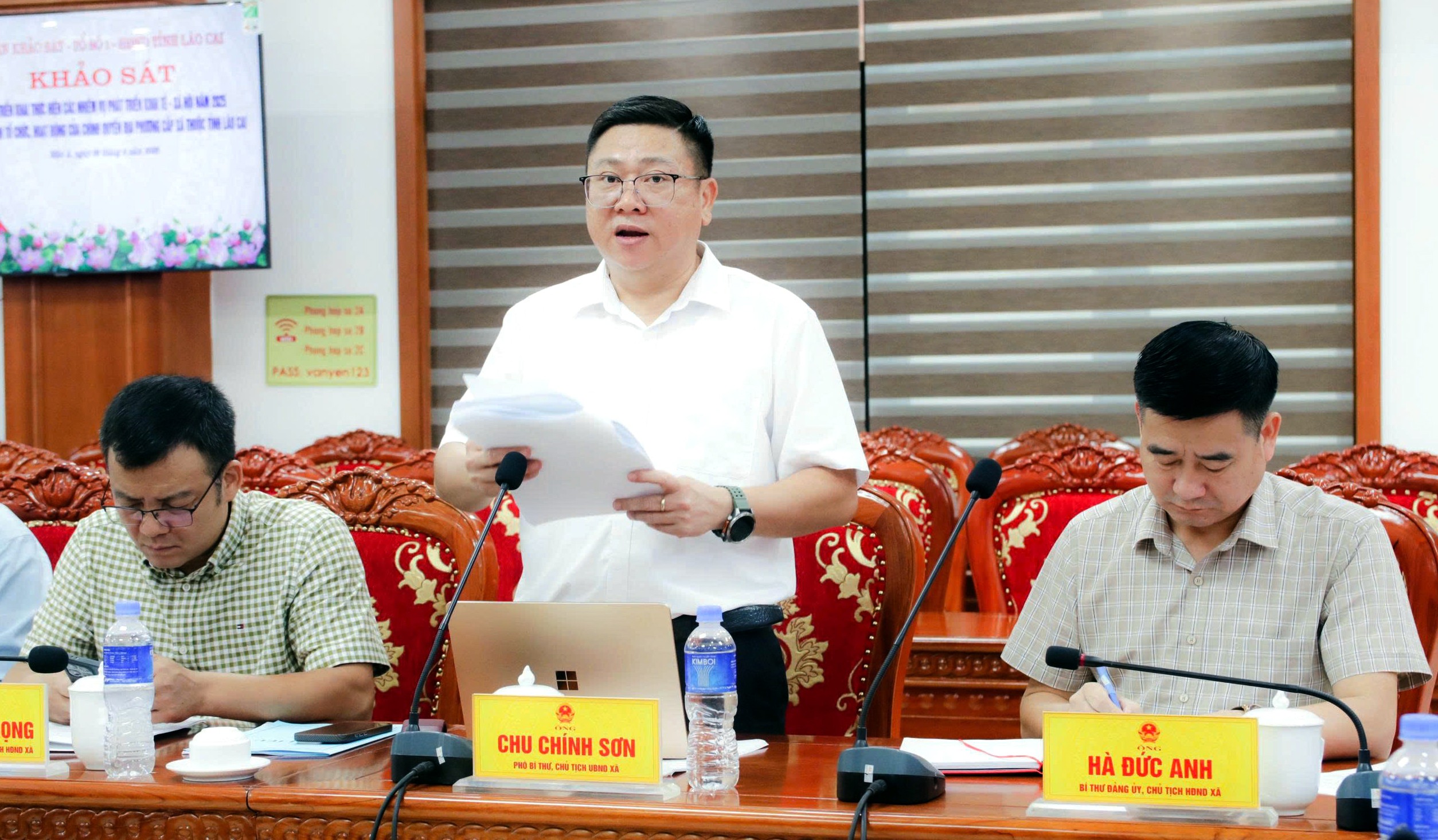 Lãnh đạo xã Mậu A báo cáo tình hình phát triển kinh tế - xã hội của địa phương năm 2025. z6945908507362-7f665f3adcb06aca5cb84286295eae43.jpg