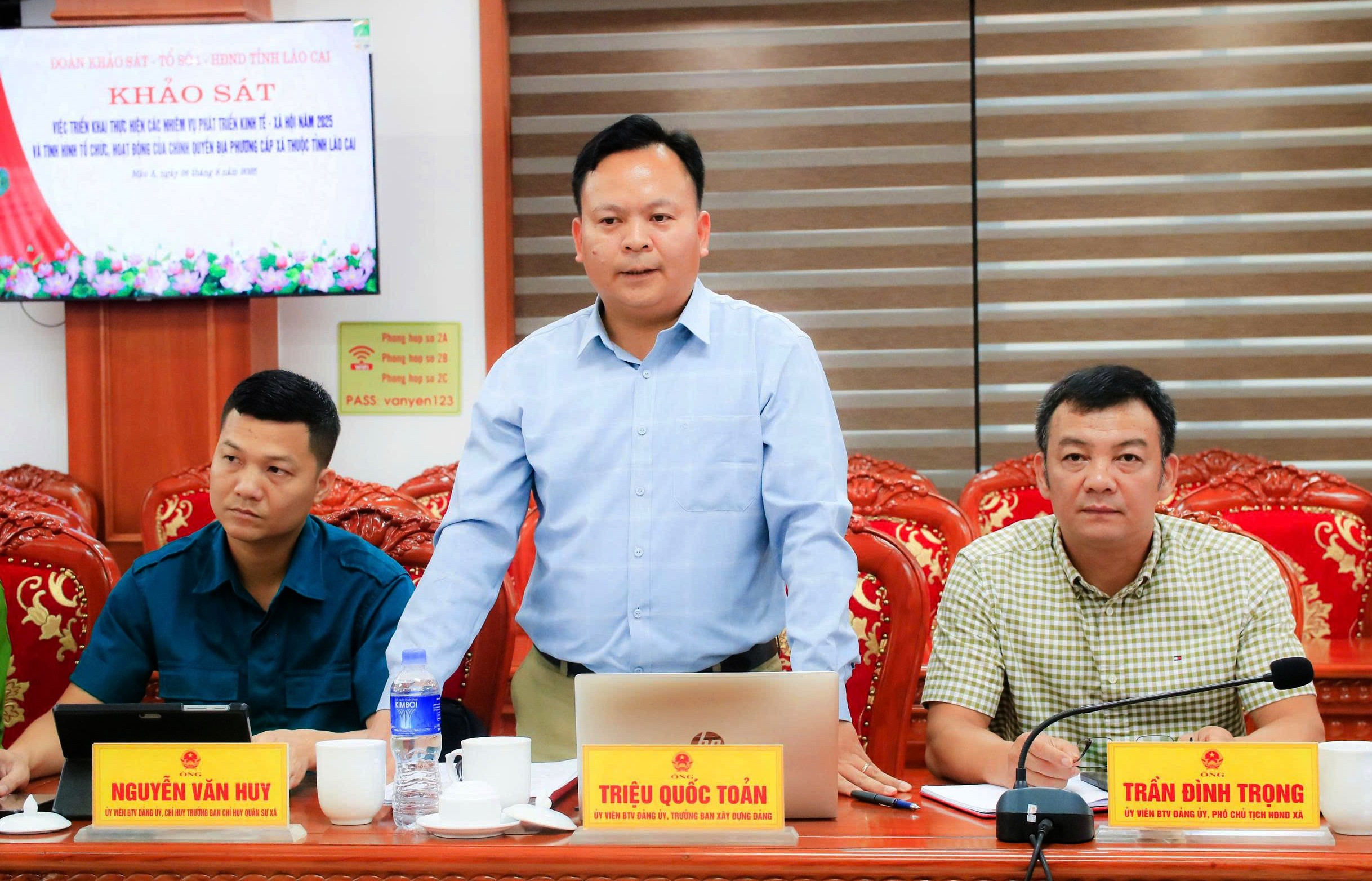 Lãnh đạo Ban Xây dựng Đảng xã Mậu A phát biểu ý kiến tại buổi làm việc. z6945920063283-72be29455756d94b06aea3f23ee6ccd8.jpg