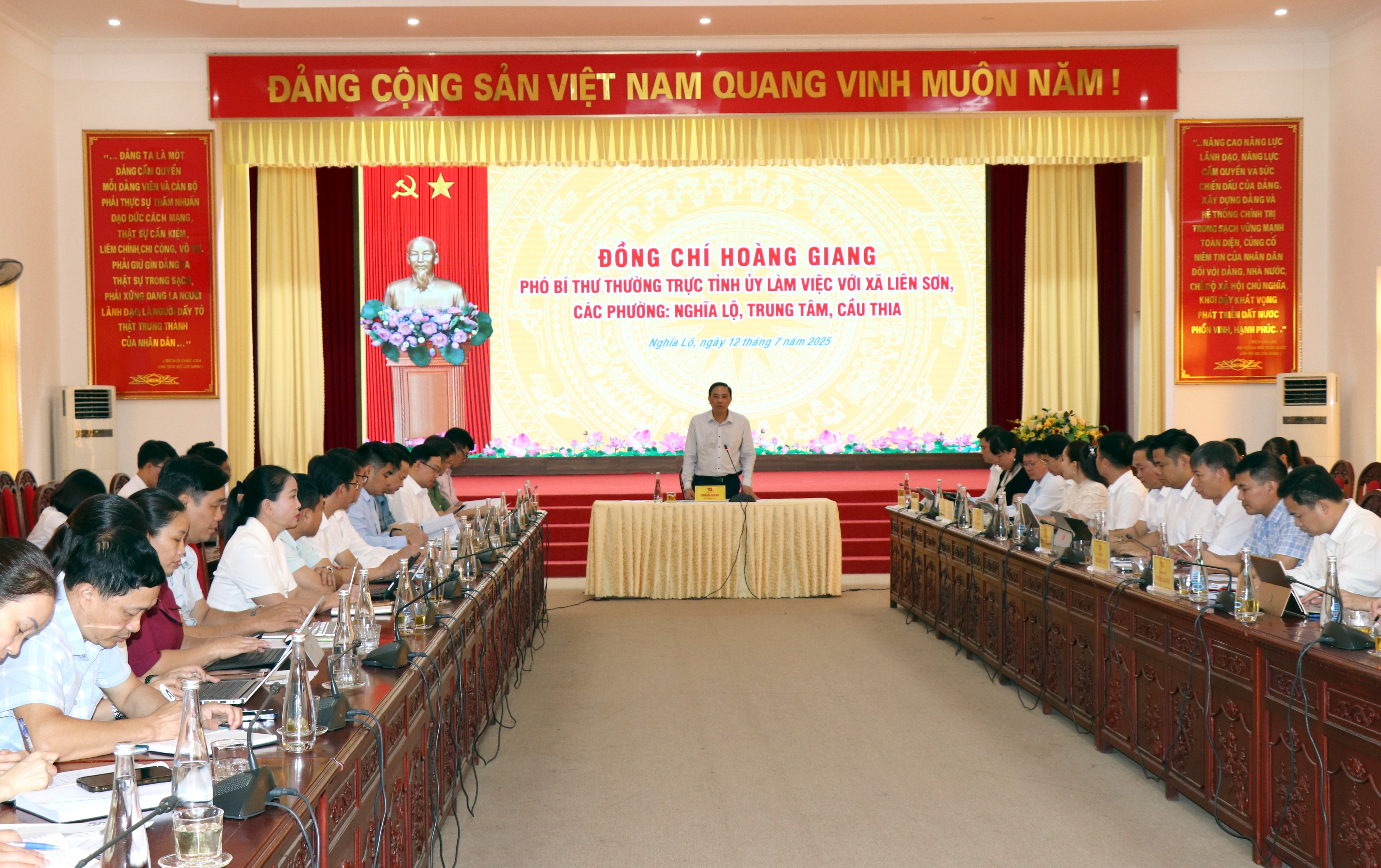 Đồng chí Phó Bí thư Thường trực Tỉnh ủy Hoàng Giang phát biểu chỉ đạo tại buổi làm việc. img-0500.jpg