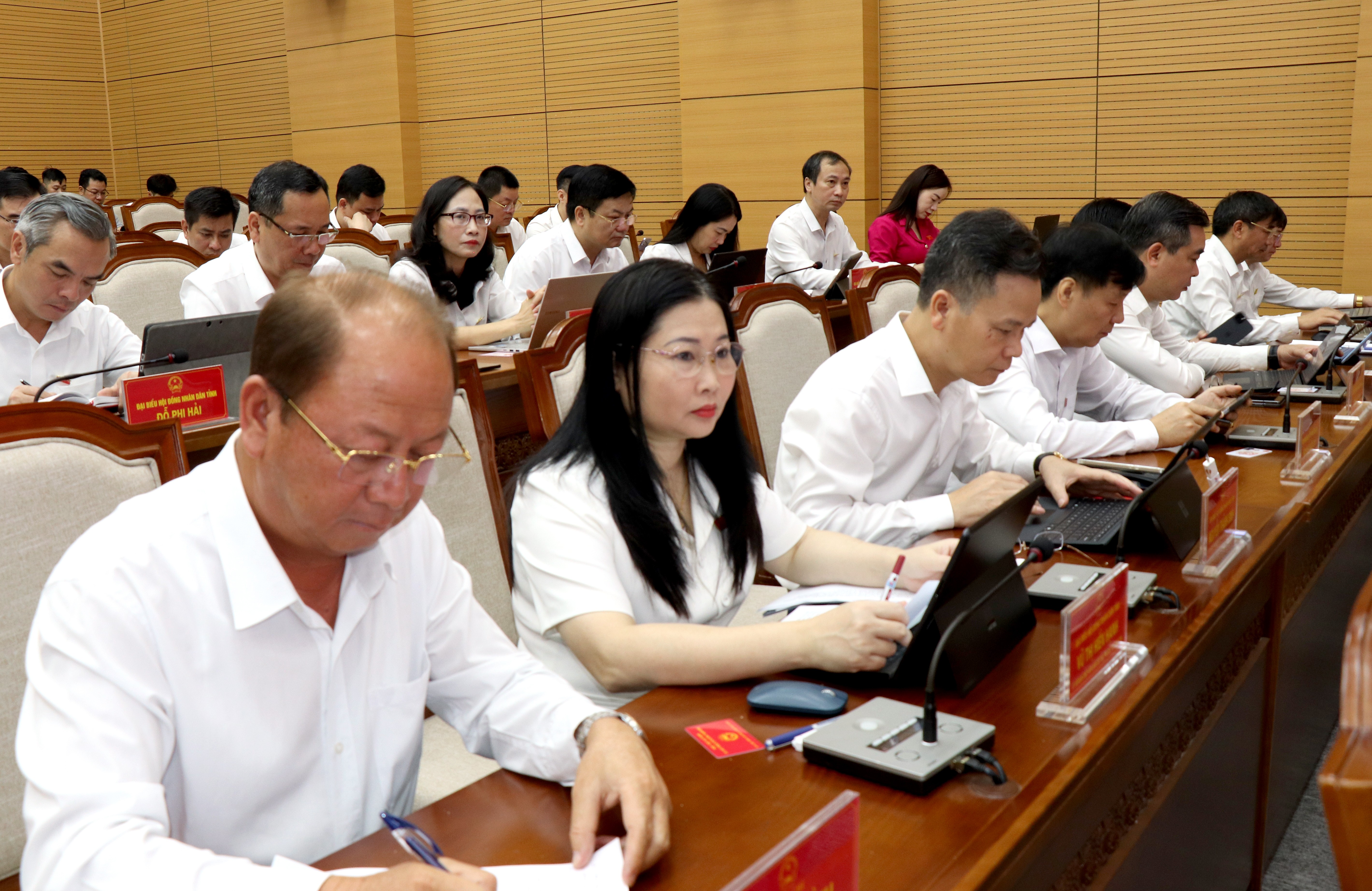 Các đại biểu tham dự kỳ họp. img-0987.jpg