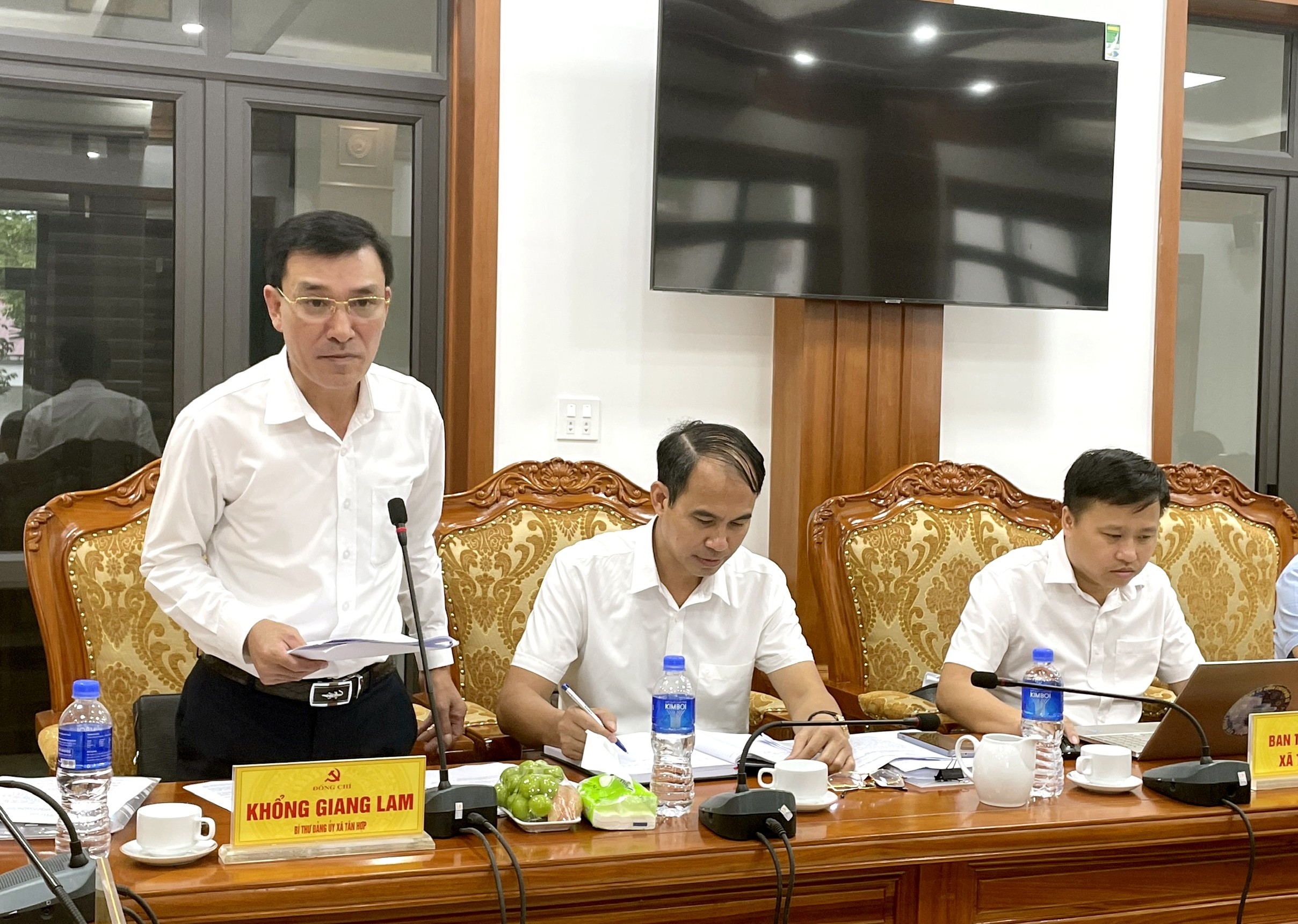 Lãnh đạo Đảng bộ xã Tân Hợp báo cáo công tác chuẩn bị dự thảo văn kiện trình Đại hội. giang.jpg