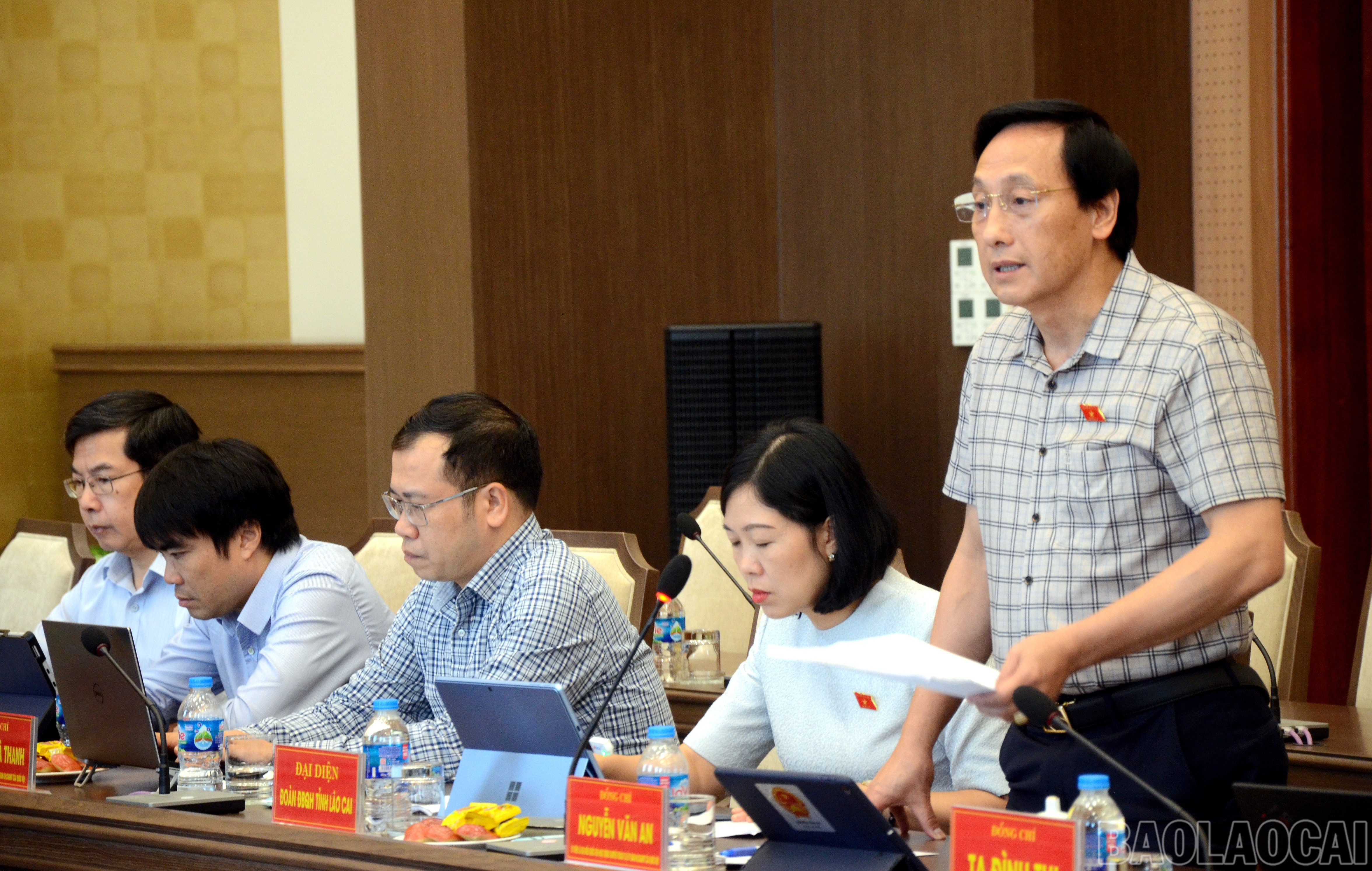 Thành viên đoàn công tác của Ủy ban Khoa học, Công nghệ và Môi trường phát biểu tại buổi làm việc. baolaocai-br_dsc-5555.jpg