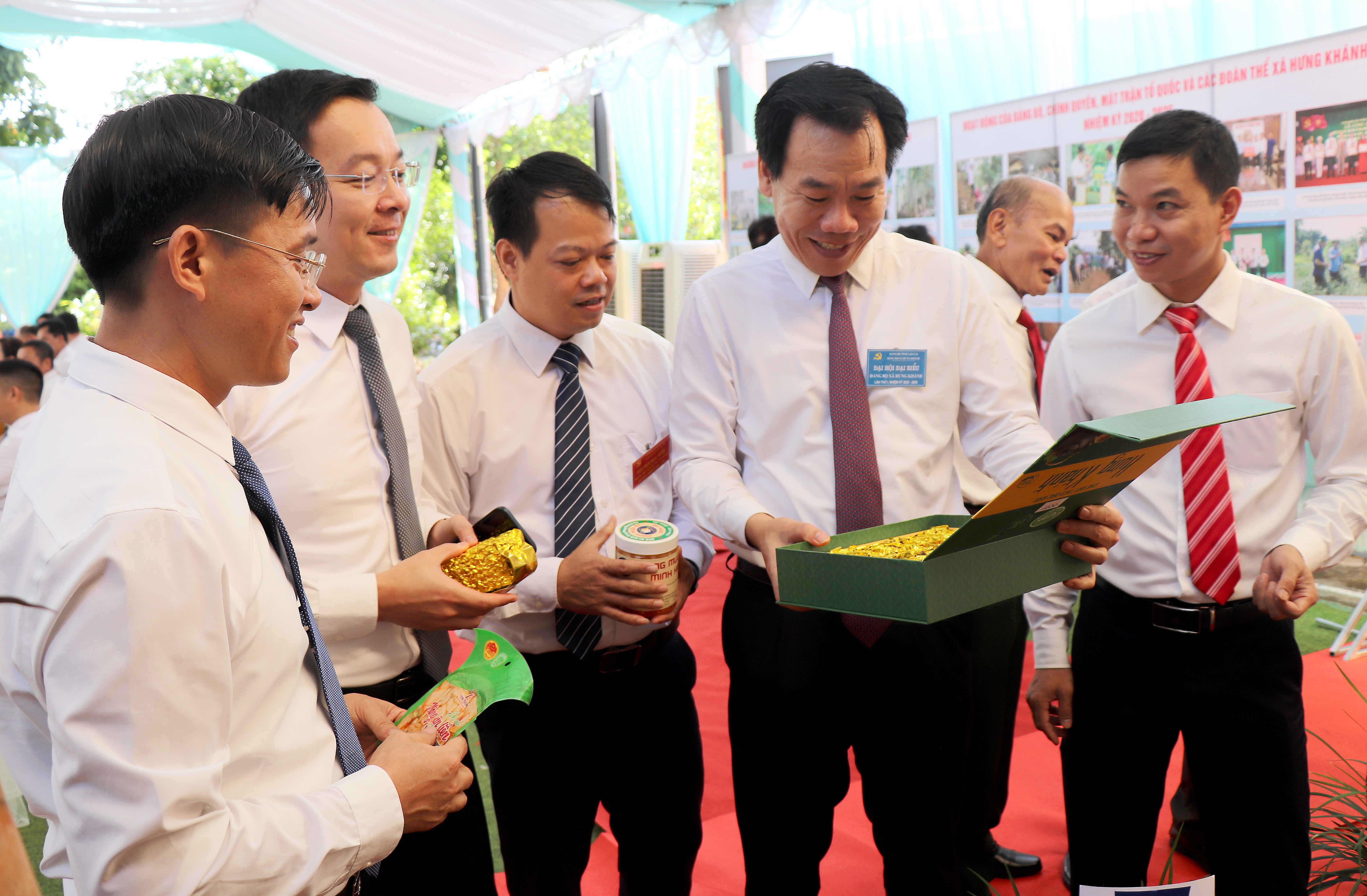 Đồng chí Dương Đức Huy tham quan gian hàng sản phẩm OCOP của xã. img-1197.jpg