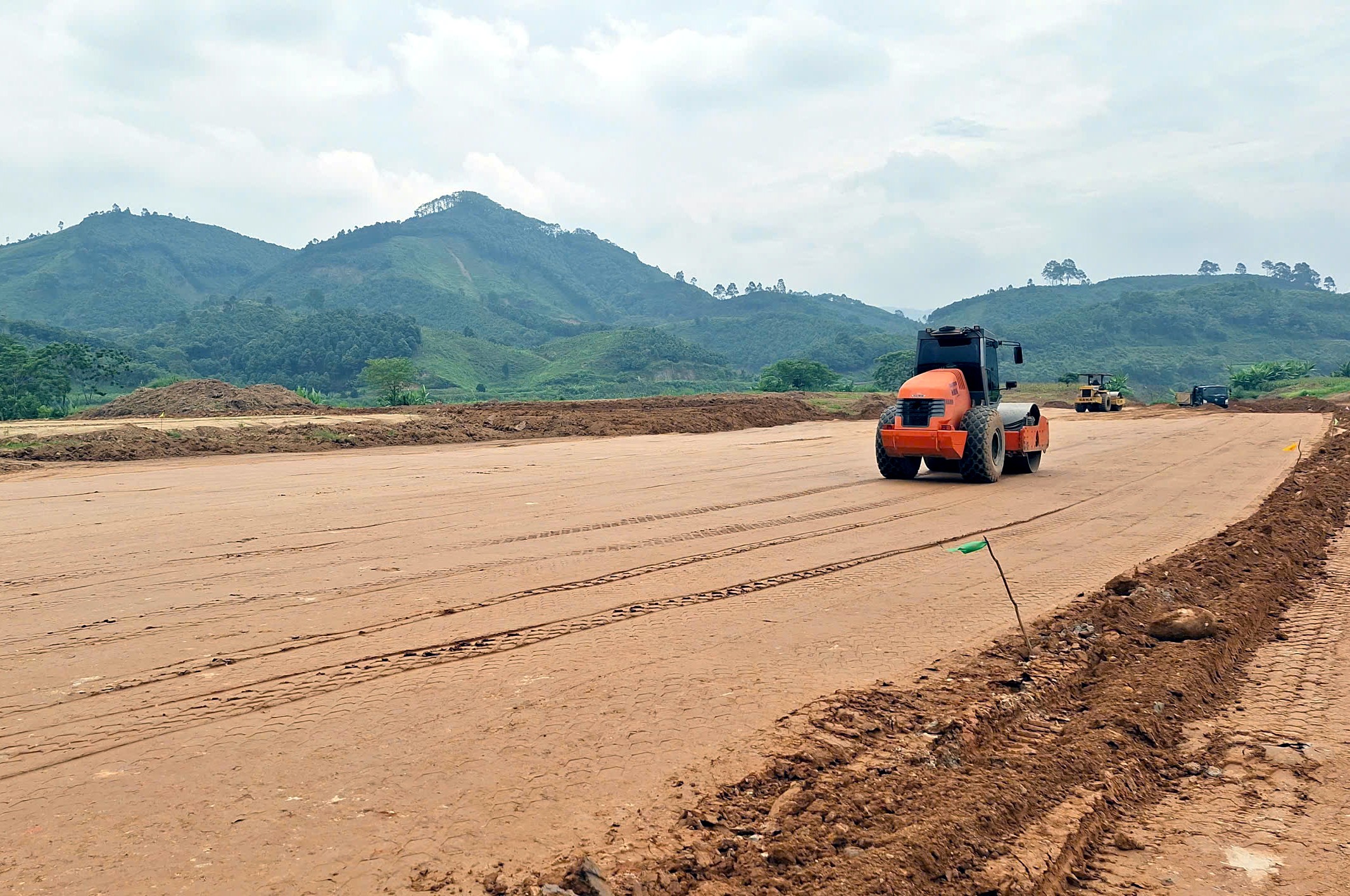 Các nhà thầu tập trung nhân lực, phương tiện, máy móc san gạt mặt bằng để đẩy nhanh tiến độ thi công dự án. z6875839532828-e5e74ddbfc7591c2ed656e5dcc1981ac.jpg