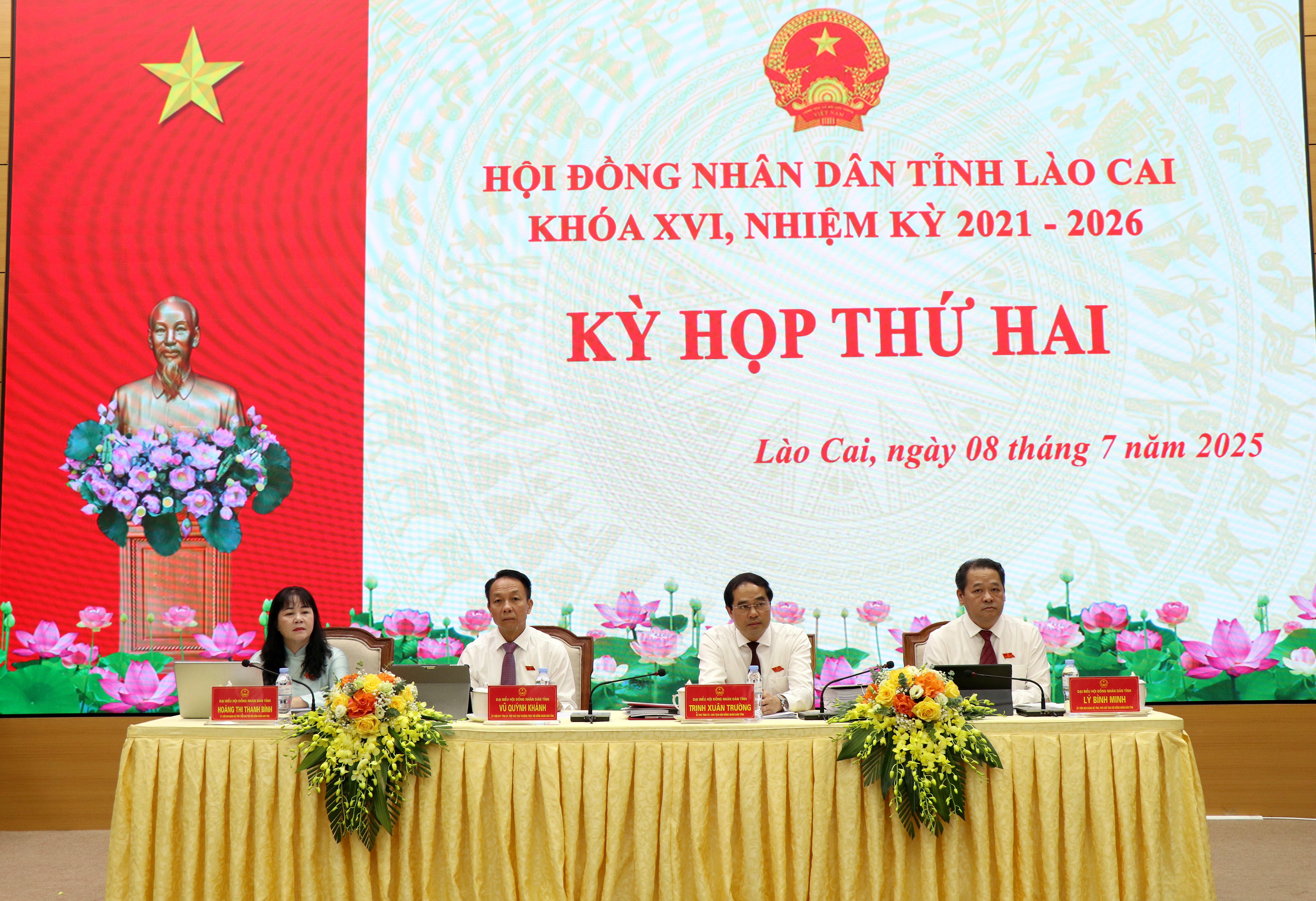Các đồng chí Thường trực HĐND tỉnh điều hành Kỳ họp. img-0044.jpg