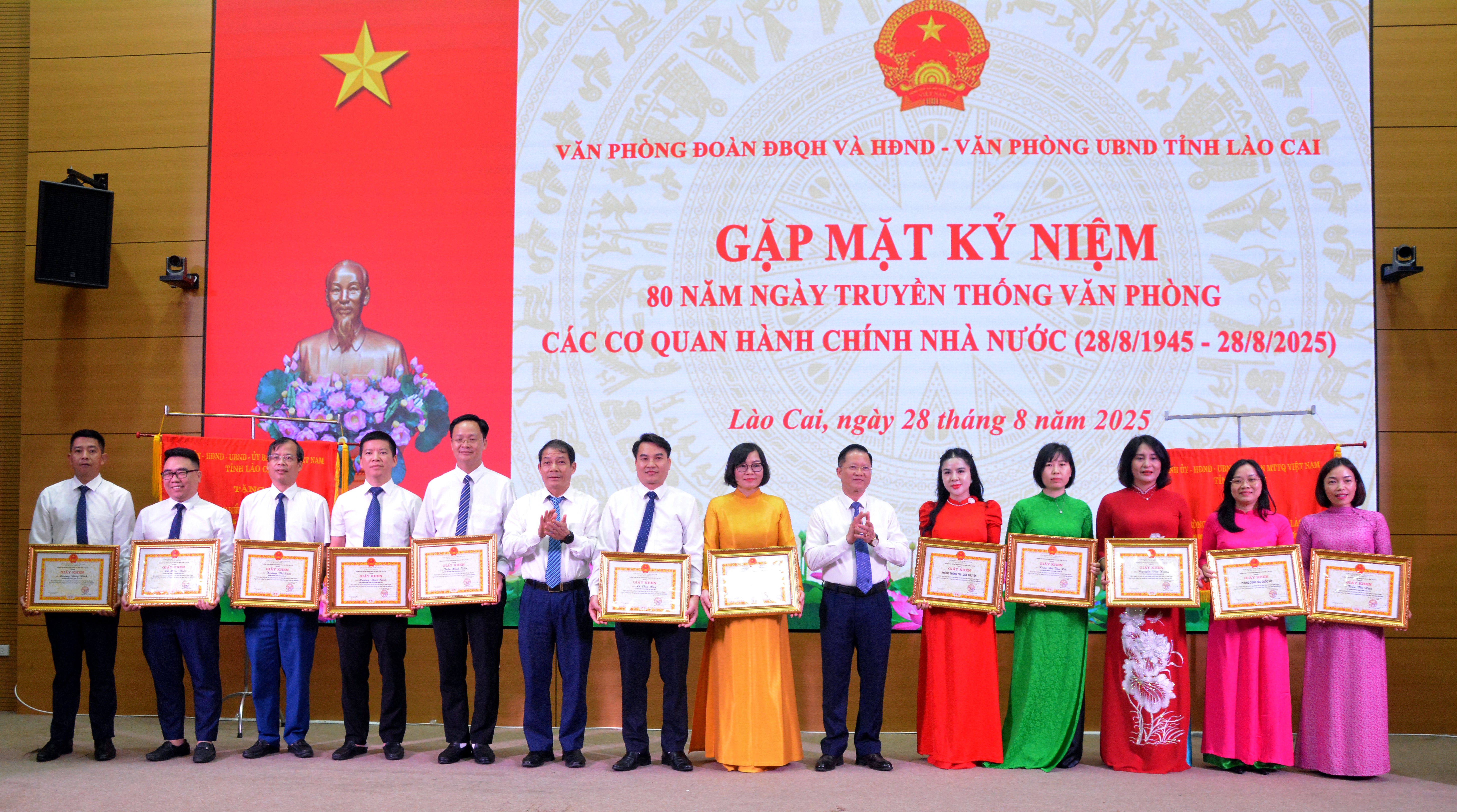 Lãnh đạo 2 Văn phòng Đoàn ĐBQH và HĐND - Văn phòng UBND tỉnh tặng giấy khen cho các tập thể, cá nhân có thành tích xuất sắc trong các phong trào thi đua dsc-0154.jpg