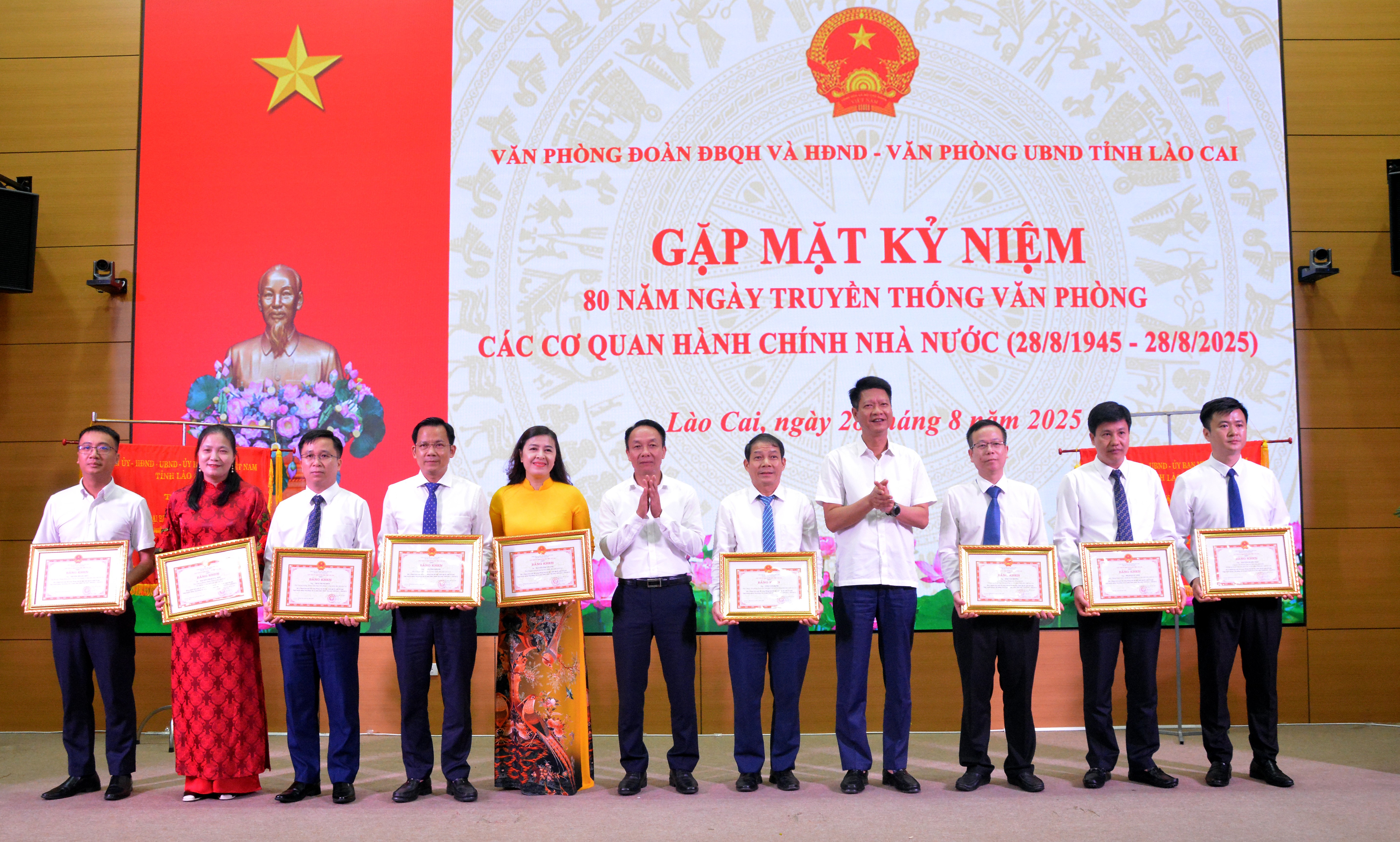 Các đồng chí lãnh đạo tặng Bằng khen của Chủ tịch UBND tỉnh cho các tập thể, cá nhân. dsc-0142.jpg
