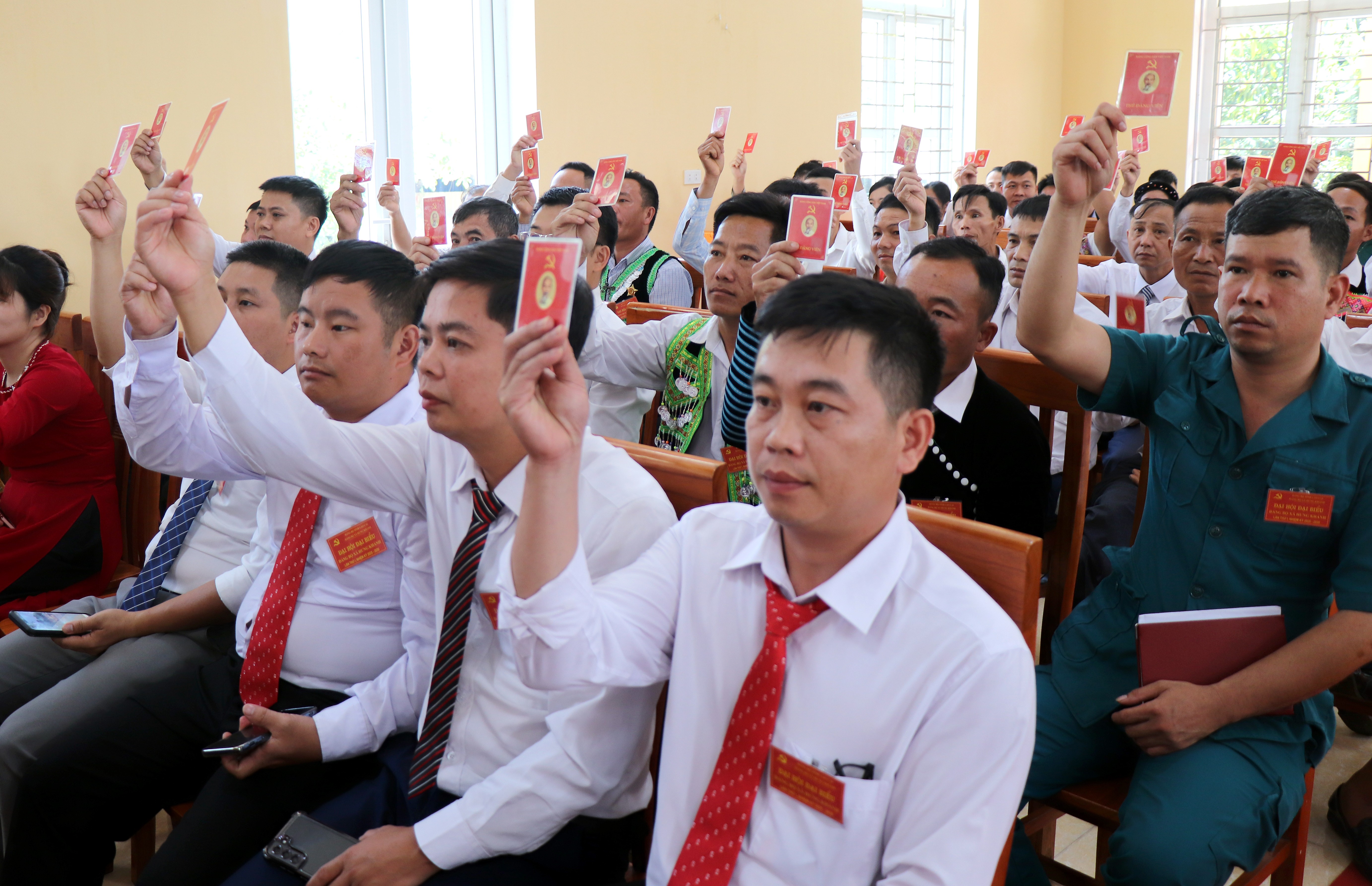 Các đại biểu biểu quyết thông qua nghị quyết đại hội. img-1281.jpg