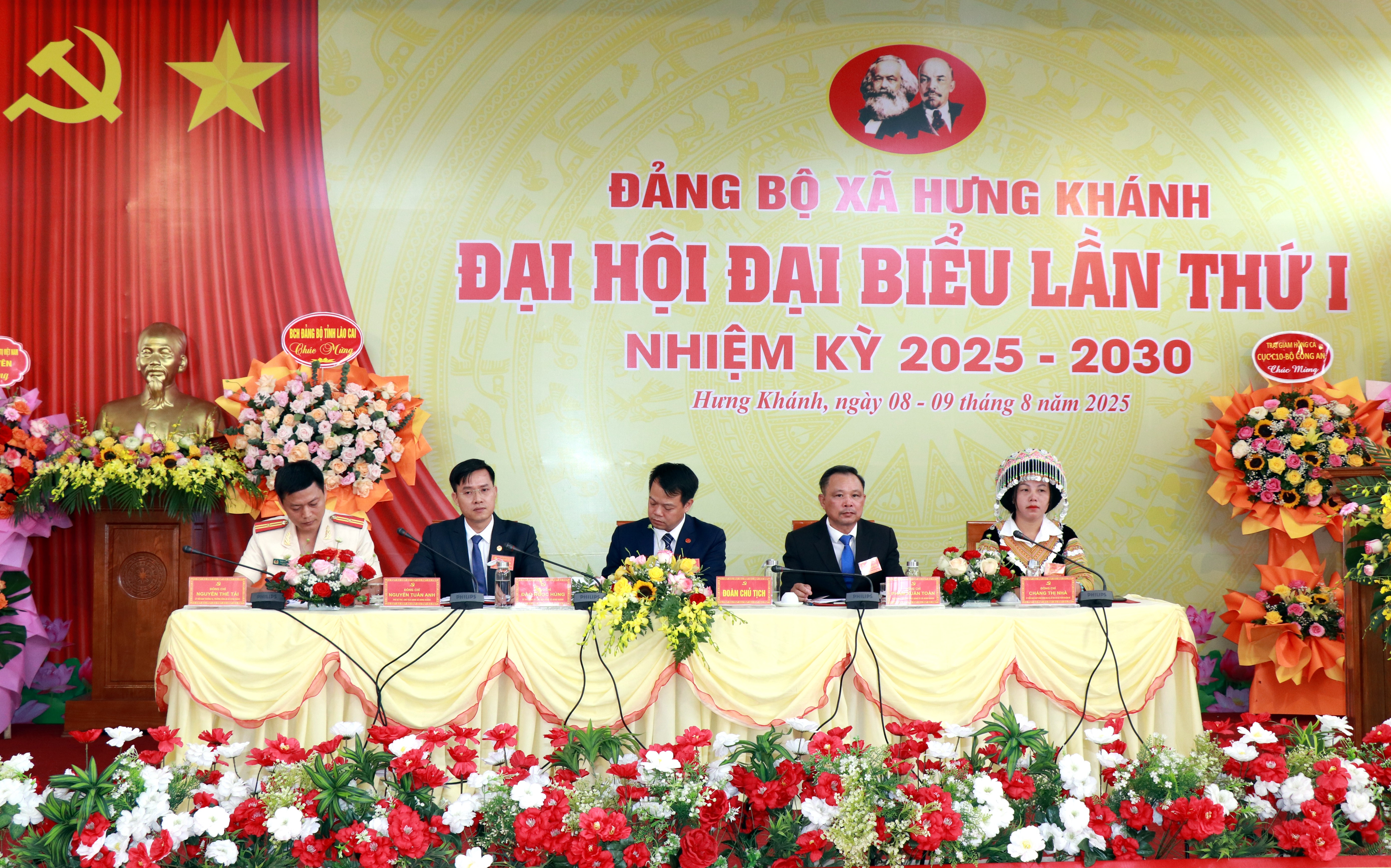 Đoàn chủ tịch điều hành đại hội. img-1259.jpg