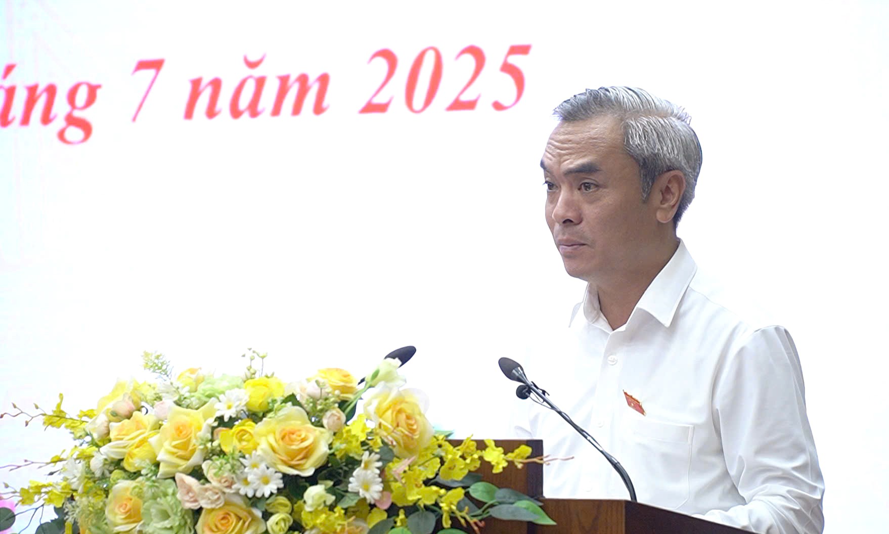 Lãnh đạo Ban Pháp chế HĐND tỉnh báo cáo thẩm tra các tờ trình tại kỳ họp. hai.jpg