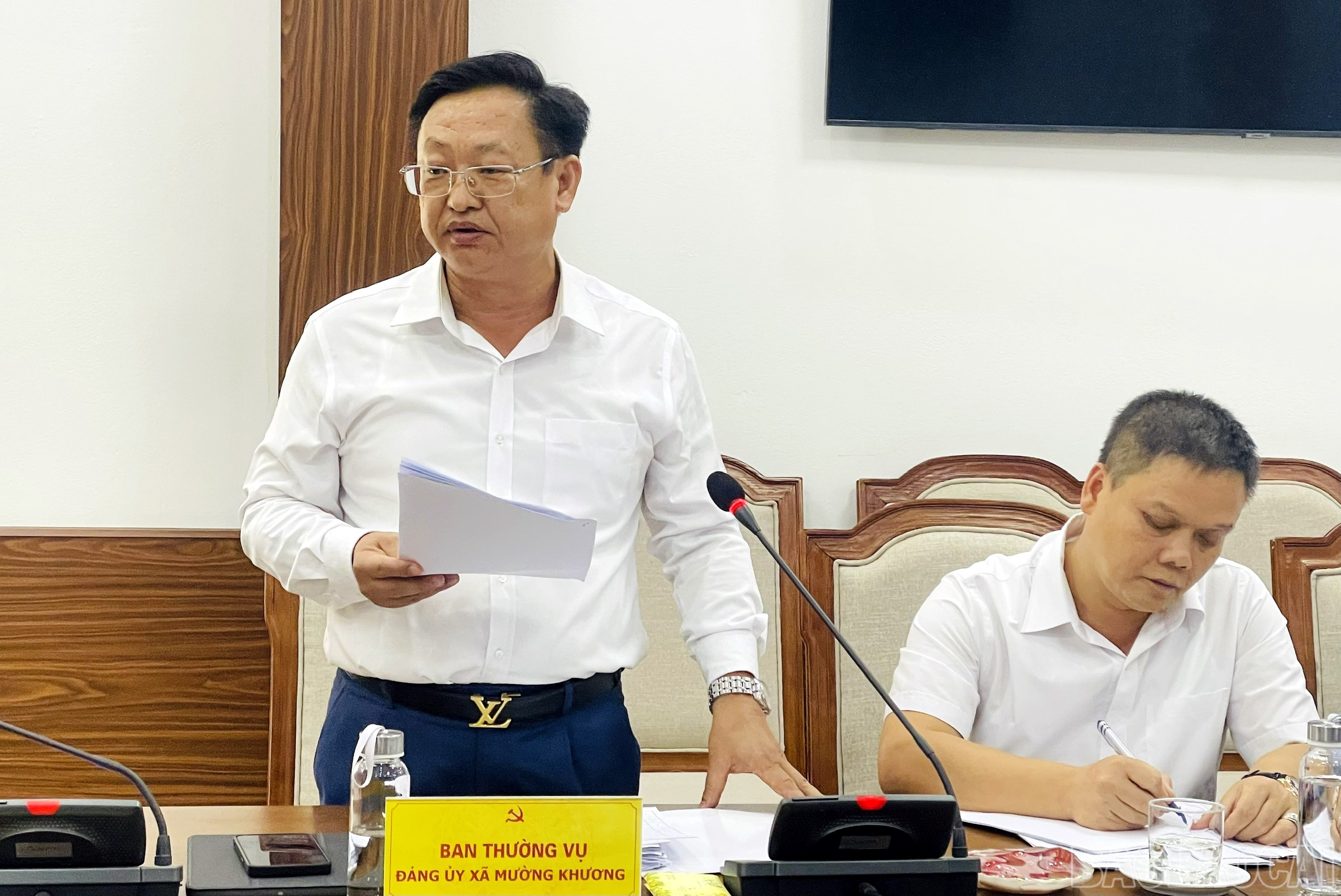 Thường trực Đảng ủy xã Mường Khương báo cáo công tác chuẩn bị văn kiện phục vụ đại hội. baolaocai-br_z6856135886155-7c771f035b180d857cc1e04d8e88b86e.jpg