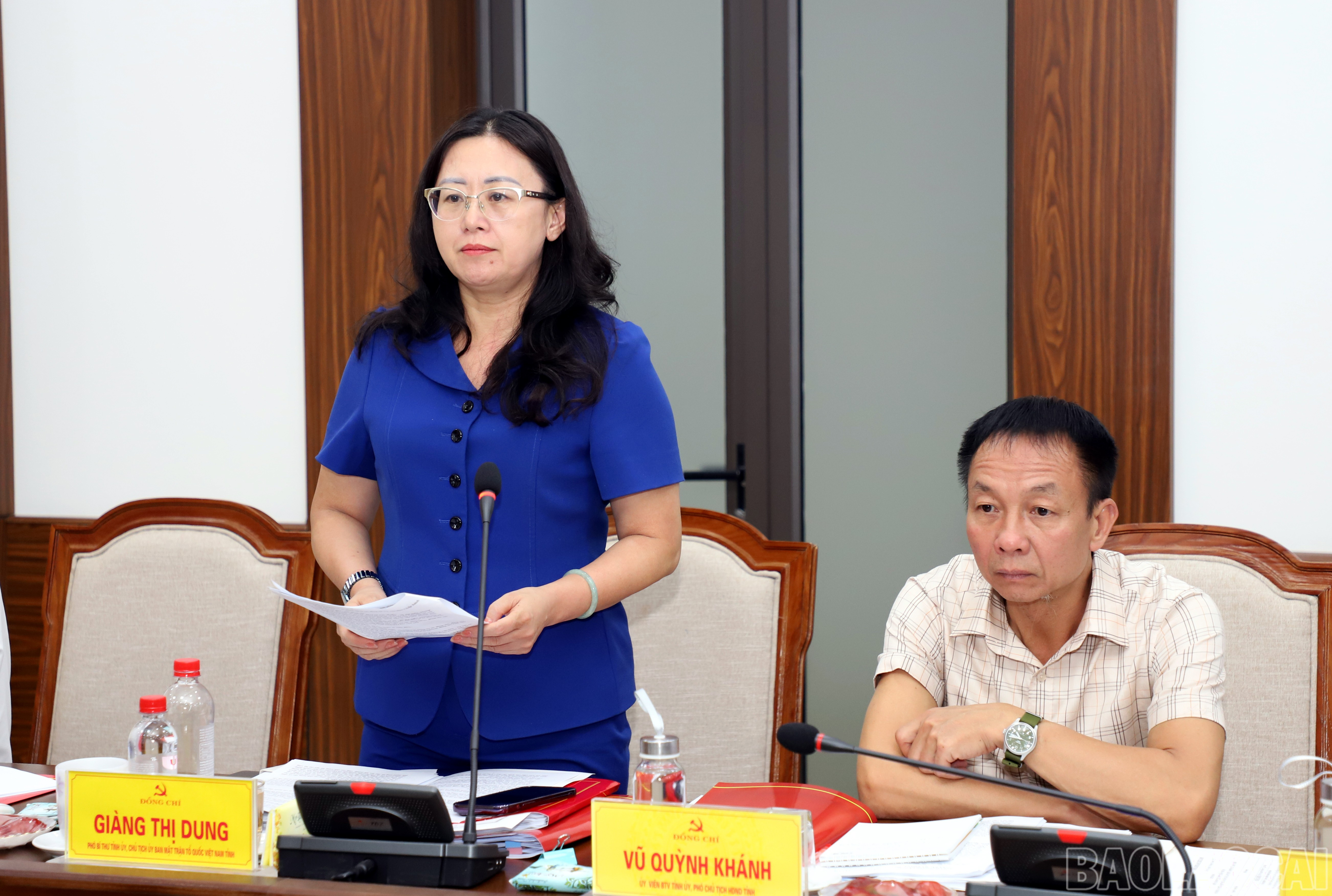 Đồng chí Giàng Thị Dung, Phó Bí thư Tỉnh ủy, Chủ tịch Ủy ban MTTQ Việt Nam tỉnh tham gia góp ý vào Văn kiện Đại hội Đảng bộ các xã. baolaocai-br_img-1539.jpg