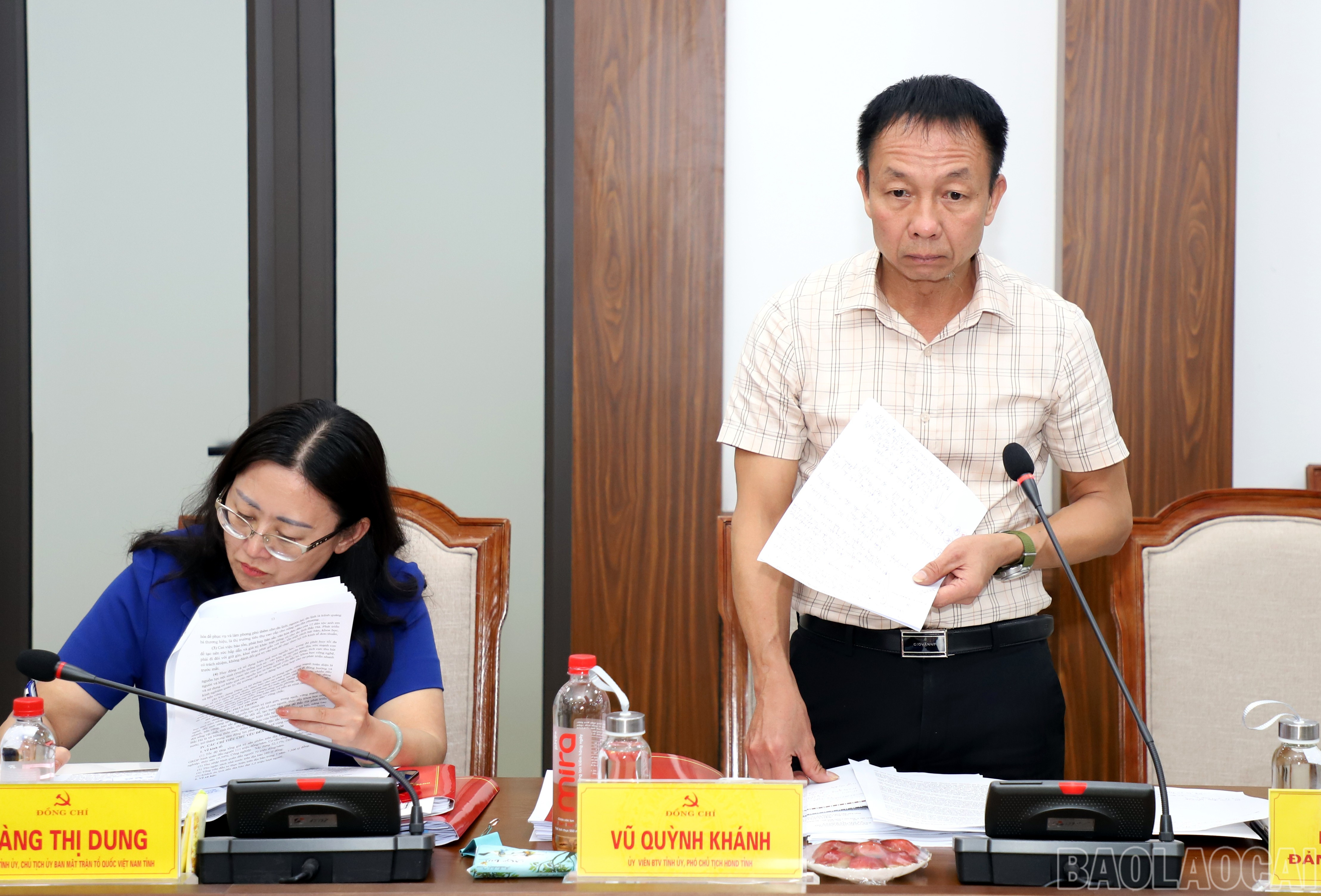 Đồng chí Vũ Quỳnh Khánh - Ủy viên Ban Thường vụ Tỉnh ủy, Phó Chủ tịch Thường trực HĐND tỉnh tham gia góp ý vào Văn kiện Đại hội Đảng bộ các xã. baolaocai-br_img-1536.jpg