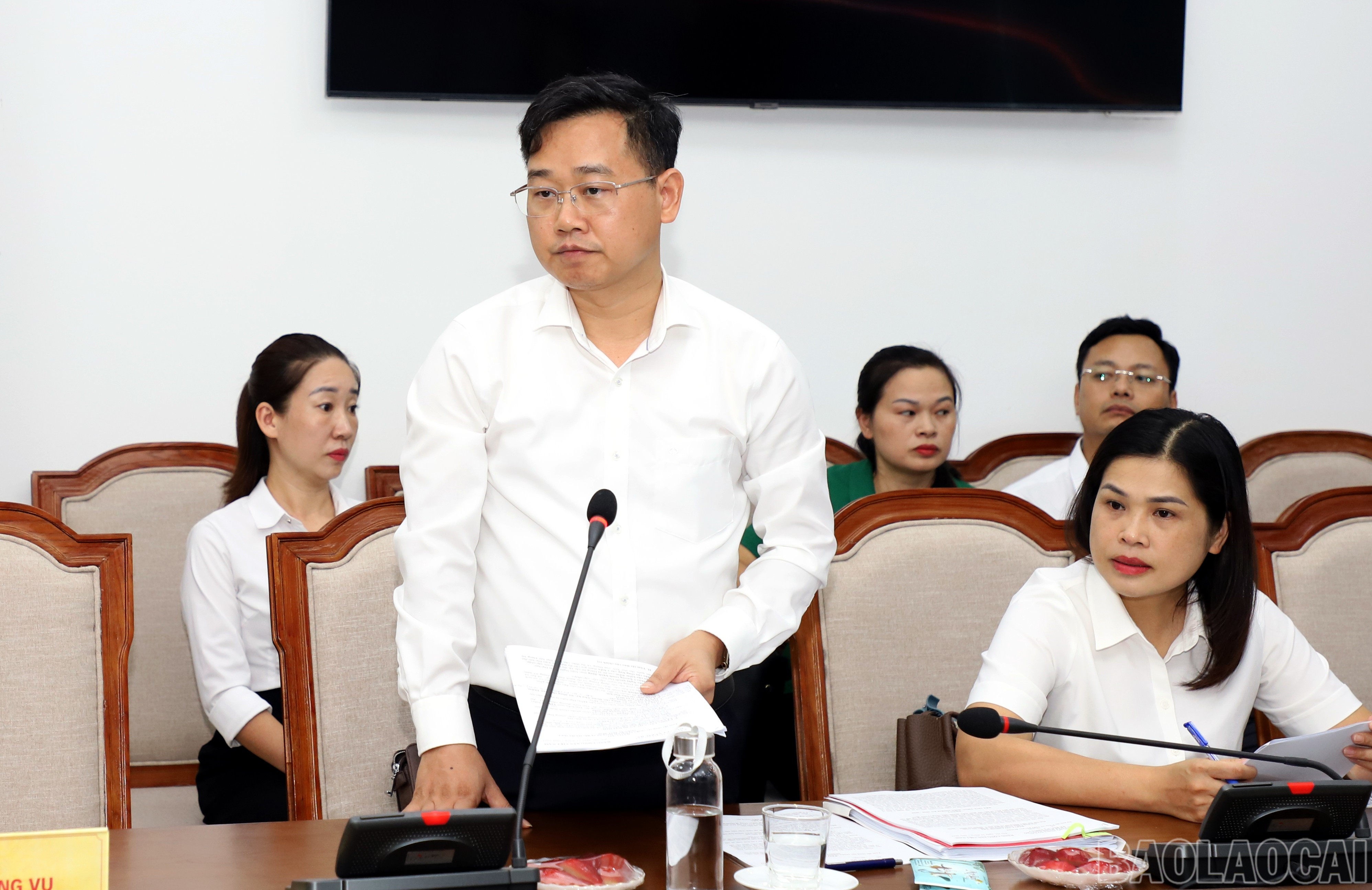 Thường trực Đảng ủy xã Bắc Hà báo cáo công tác chuẩn bị văn kiện phục vụ đại hội. baolaocai-br_img-1518.jpg