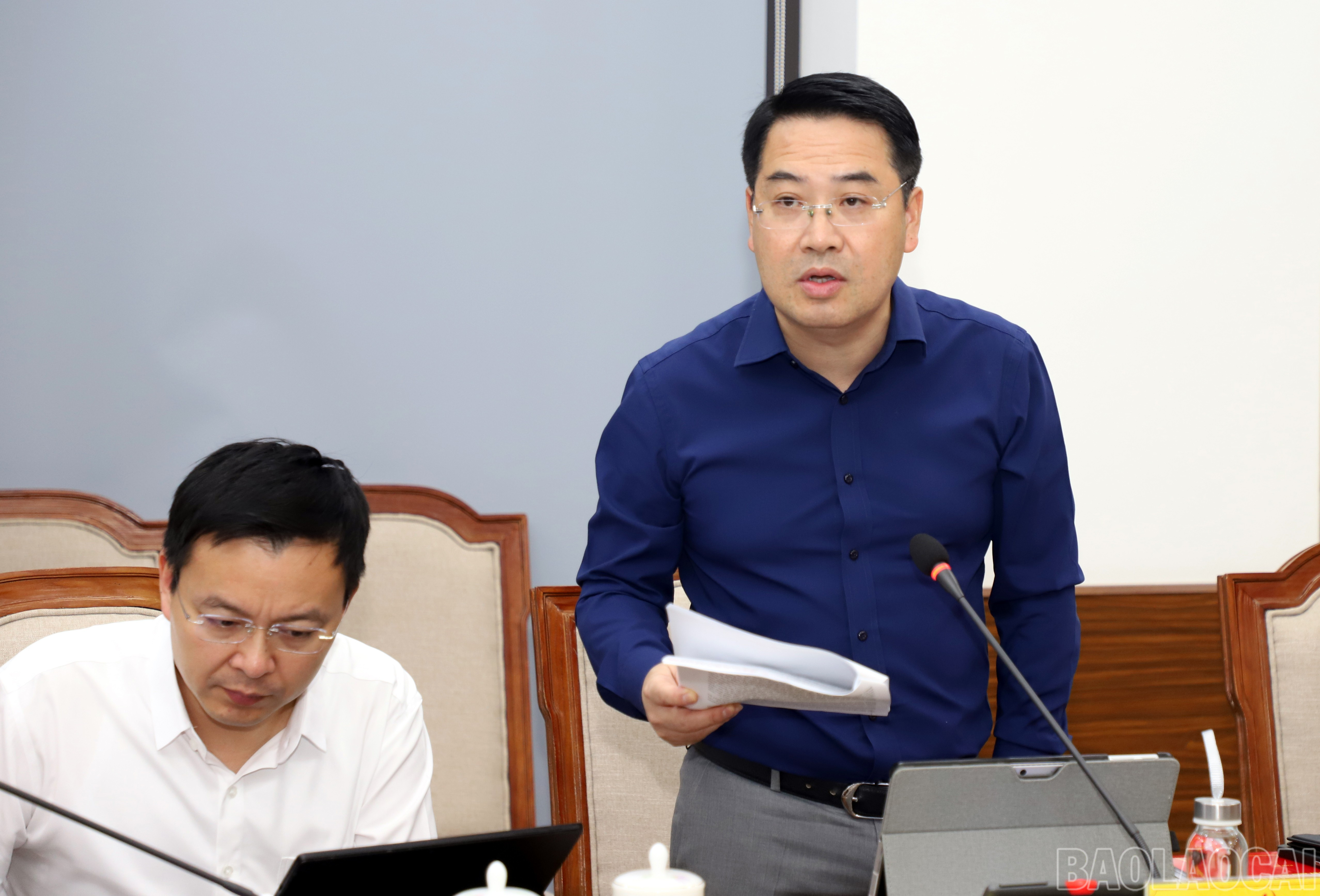 Đồng chí Nguyễn Tuấn Anh, Phó Bí thư Tỉnh ủy tham gia góp ý vào Văn kiện Đại hội Đảng bộ các xã. baolaocai-br_img-1545.jpg