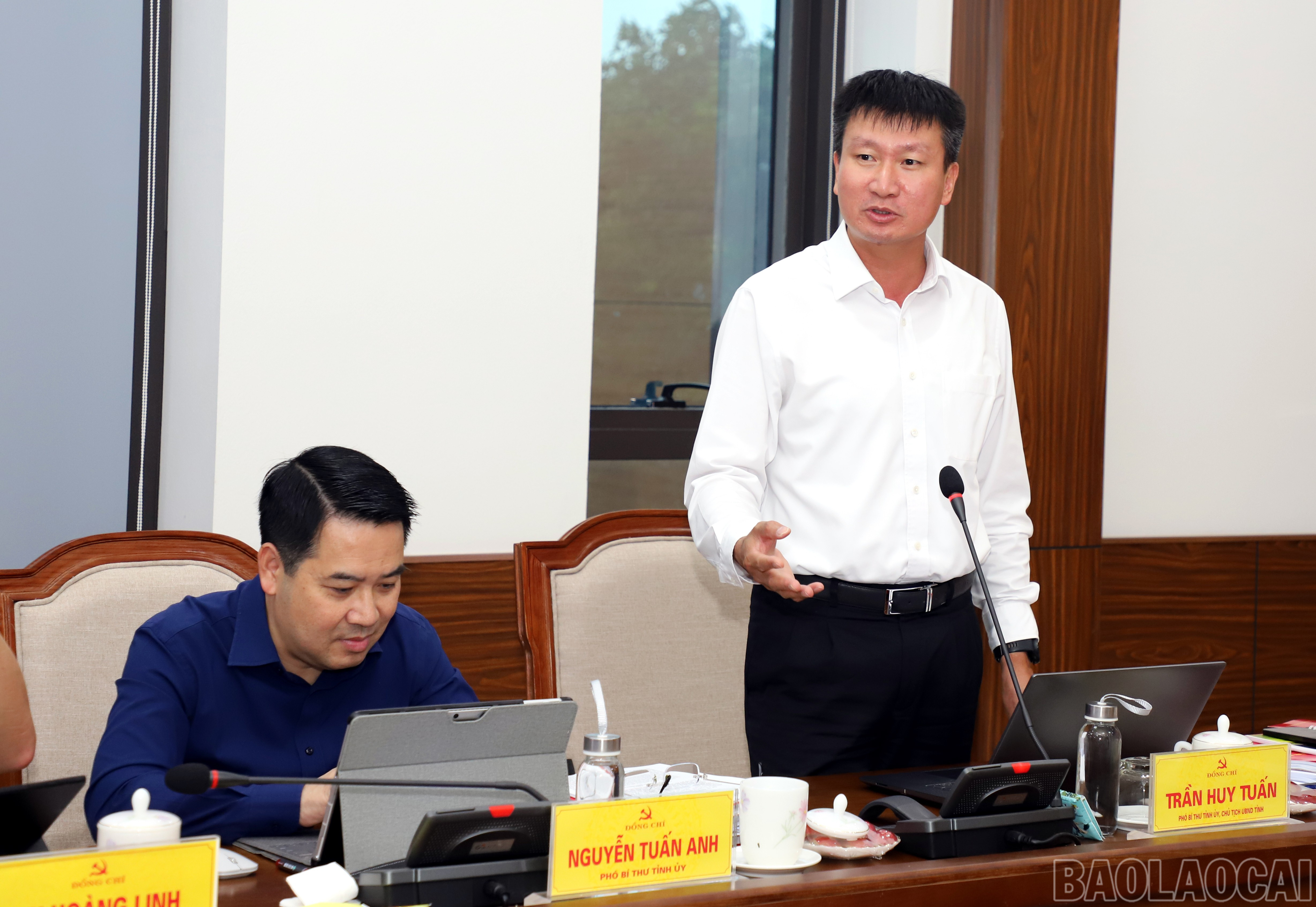 Đồng chí Trần Huy Tuấn, Phó Bí thư Tỉnh ủy, Chủ tịch UBND tỉnh tham gia góp ý vào Văn kiện Đại hội Đảng bộ các xã. baolaocai-br_img-1562.jpg