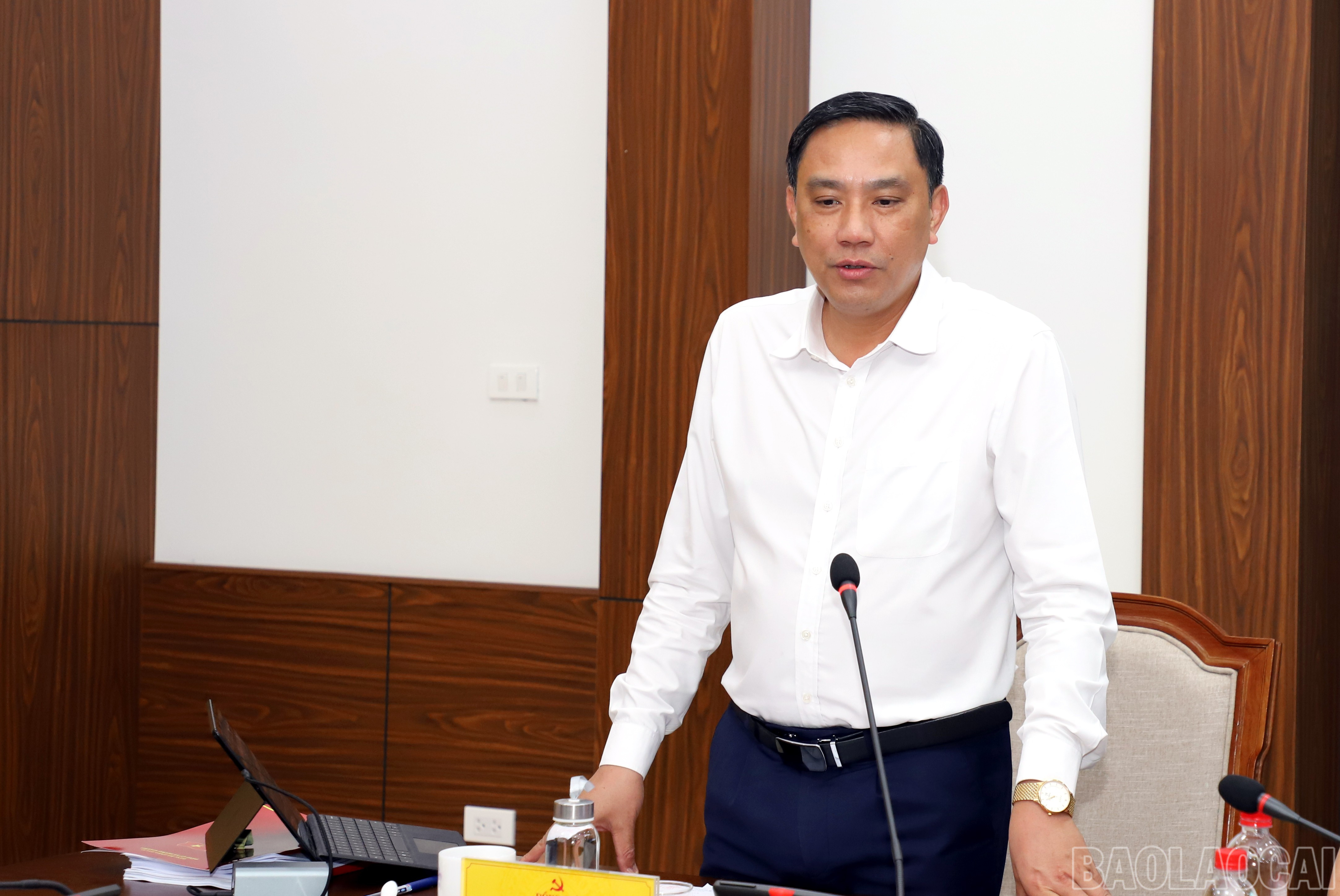 Đồng chí Hoàng Giang, Phó Bí thư Thường trực Tỉnh ủy tham gia góp ý vào Văn kiện Đại hội Đảng bộ các xã. baolaocai-br_img-1555.jpg