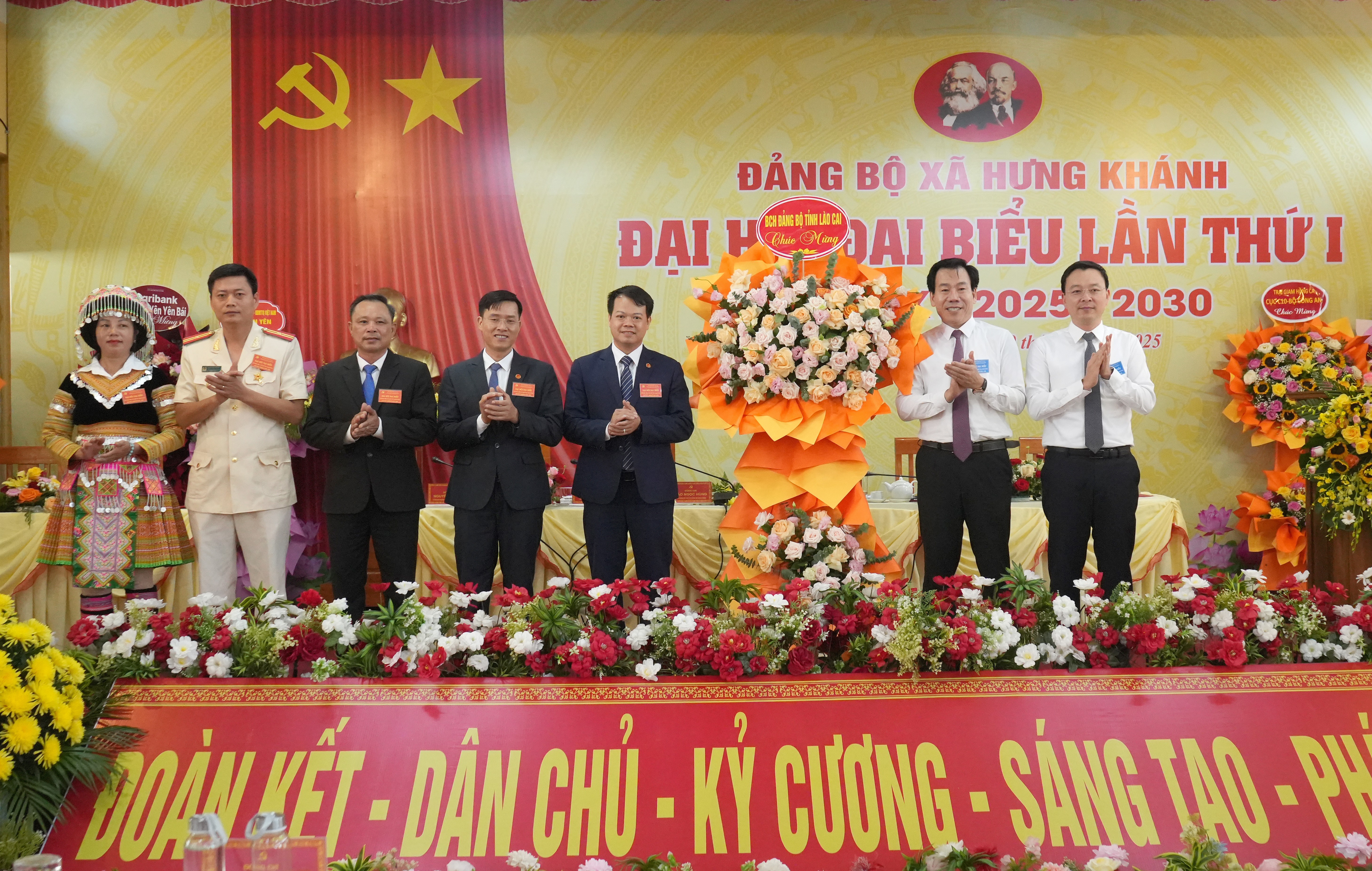 Đồng chí Trưởng Ban Tuyên giáo và Dân vận Tỉnh ủy tặng hoa chúc mừng đại hội. dsc04836.jpg