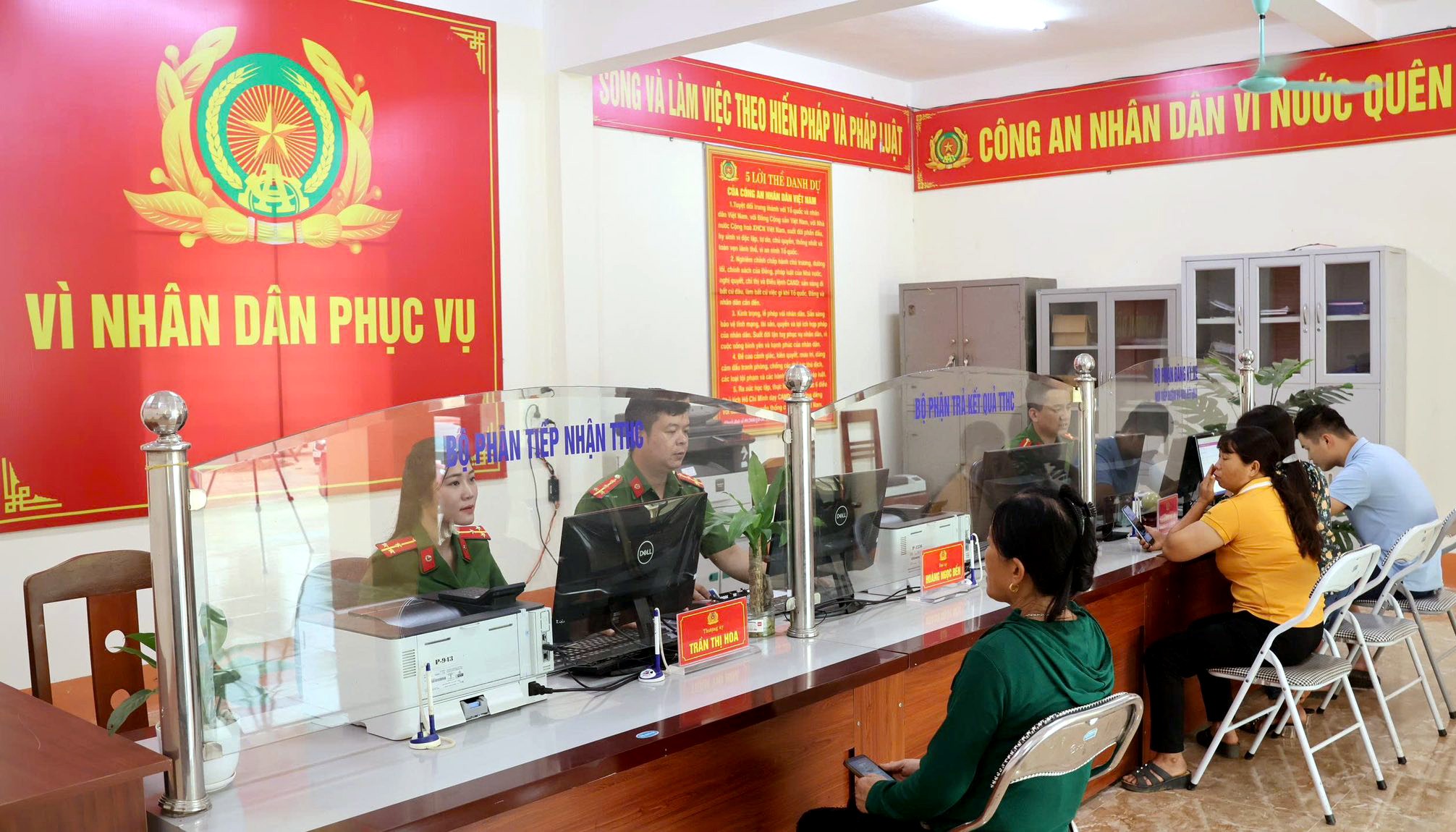 Mô hình “Sáng thứ 7 hỗ trợ người dân giải quyết thủ tục hành chính” tại Công an xã Tân Lĩnh, tỉnh Lào Cai. ca.jpg