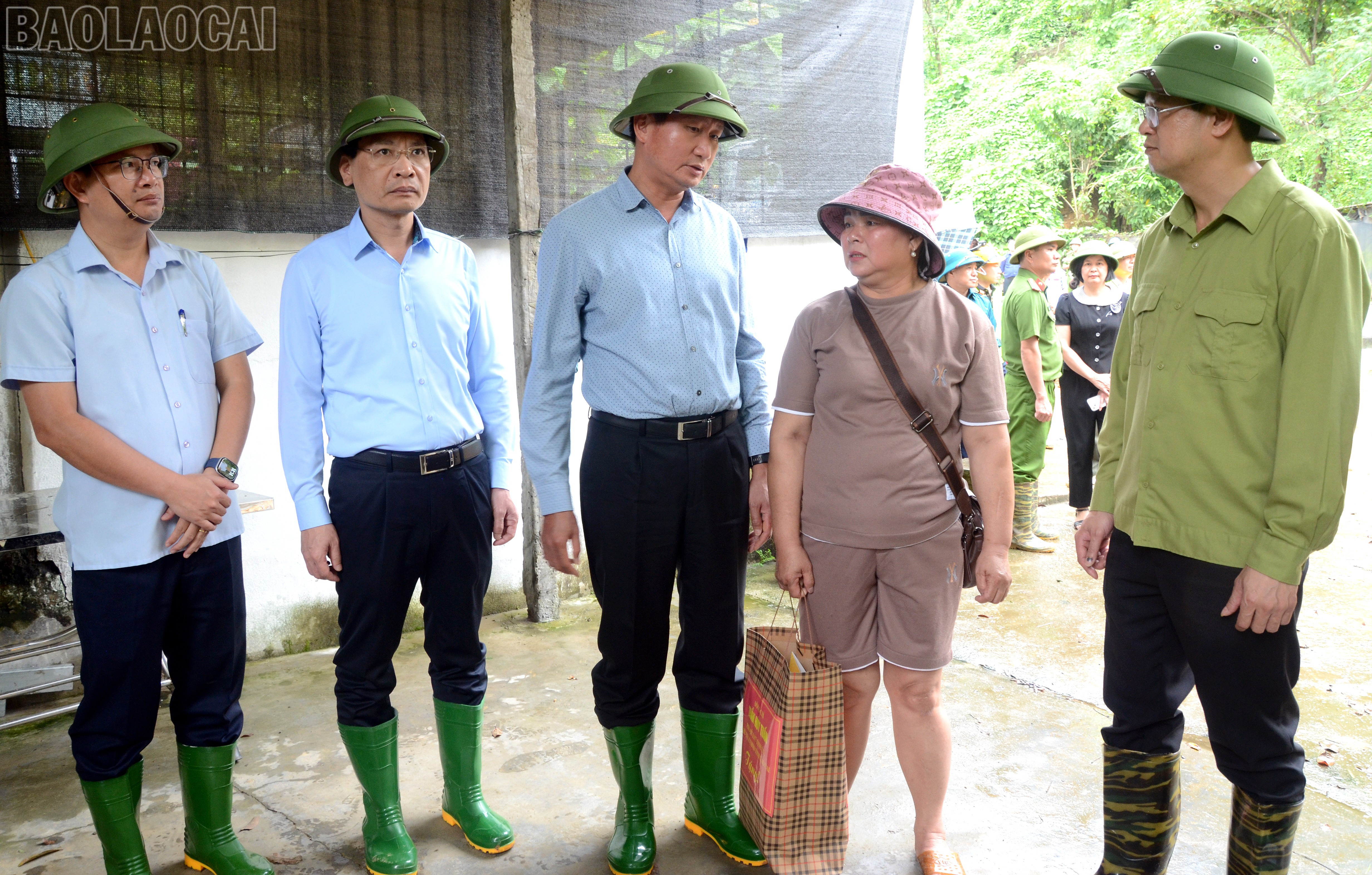 Đồng chí Chủ tịch UBND tỉnh Trần Huy Tuấn cùng đoàn công tác của tỉnh thăm hỏi, động viên, chia sẻ với gia đình bà Cao Thị Hiền, hộ dân có nhà cửa, tài sản bị vùi lấp trong vụ sạt lở đất. baolaocai-tl_dsc-5309.jpg