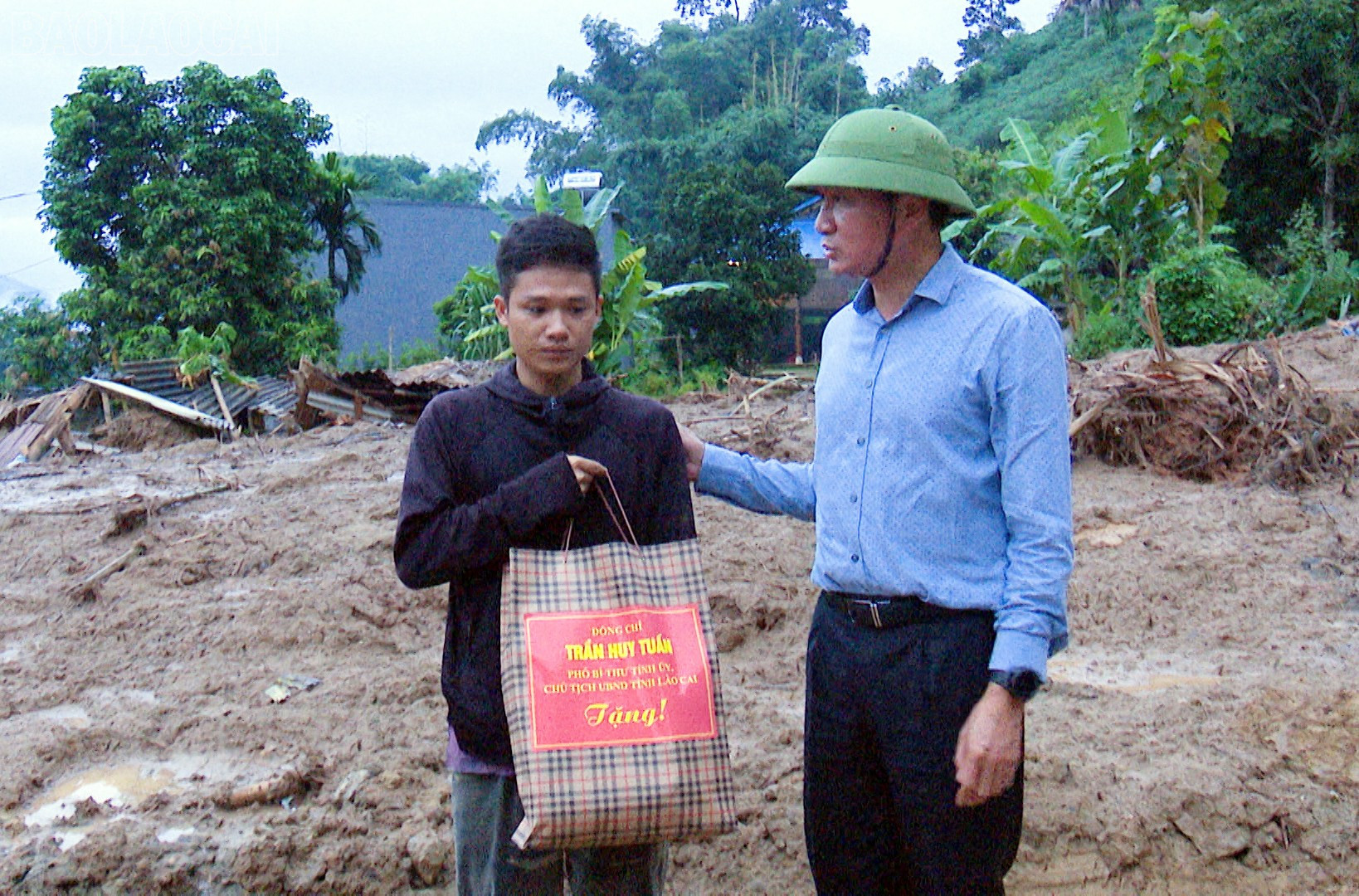 Đồng chí Chủ tịch UBND tỉnh Trần Huy Tuấn đã đến thăm, tặng quà cho các hộ gia đình bị thiệt về nhà ở tại xã Dương Quỳ. baolaocai-tl_ct00-02-11-14still003.jpg