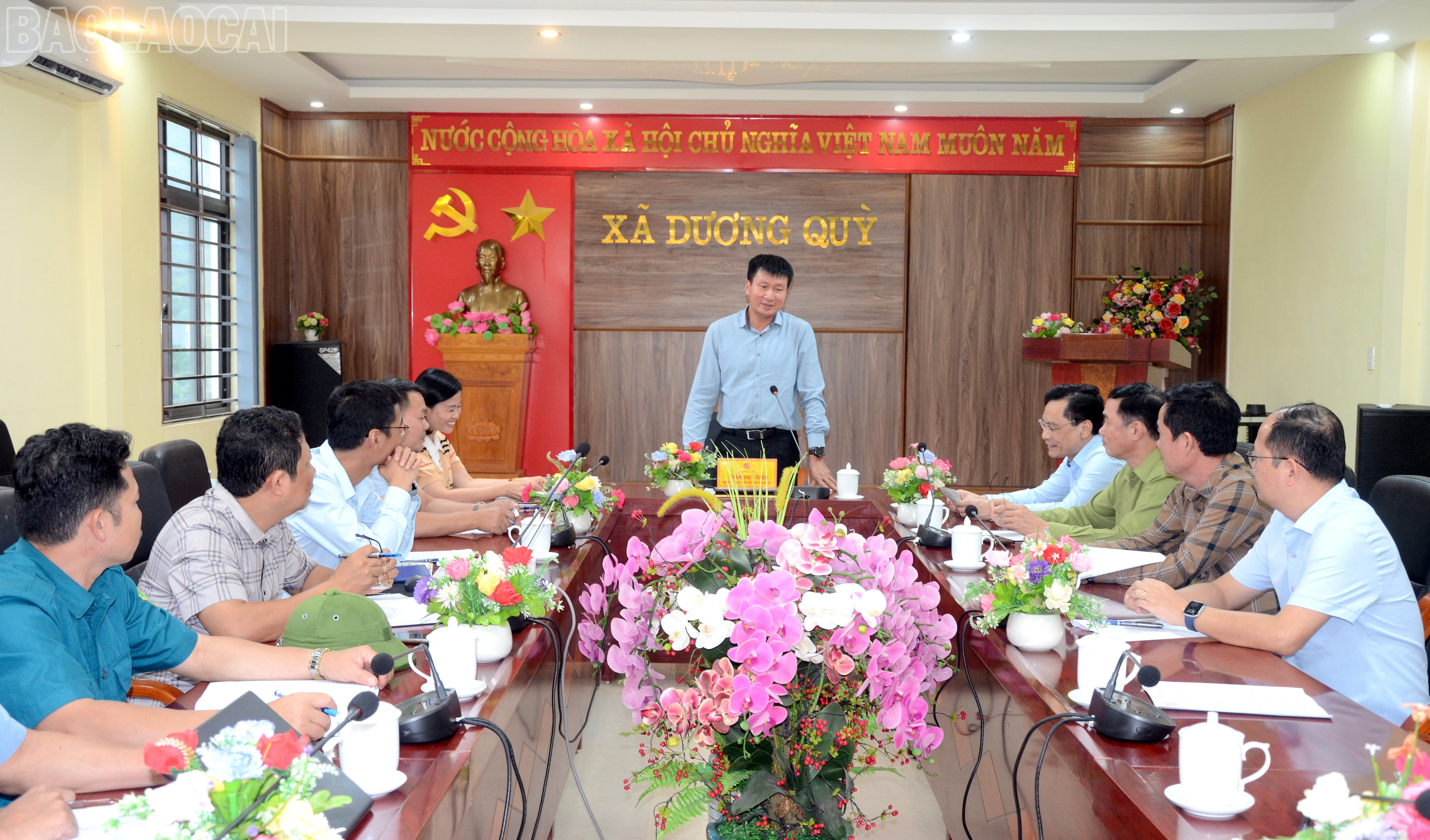 Đồng chí Chủ tịch UBND tỉnh Trần Huy Tuấn phát biểu tại buổi làm việc với Đảng ủy xã Dương Quỳ. baolaocai-tl_dsc-5336.jpg