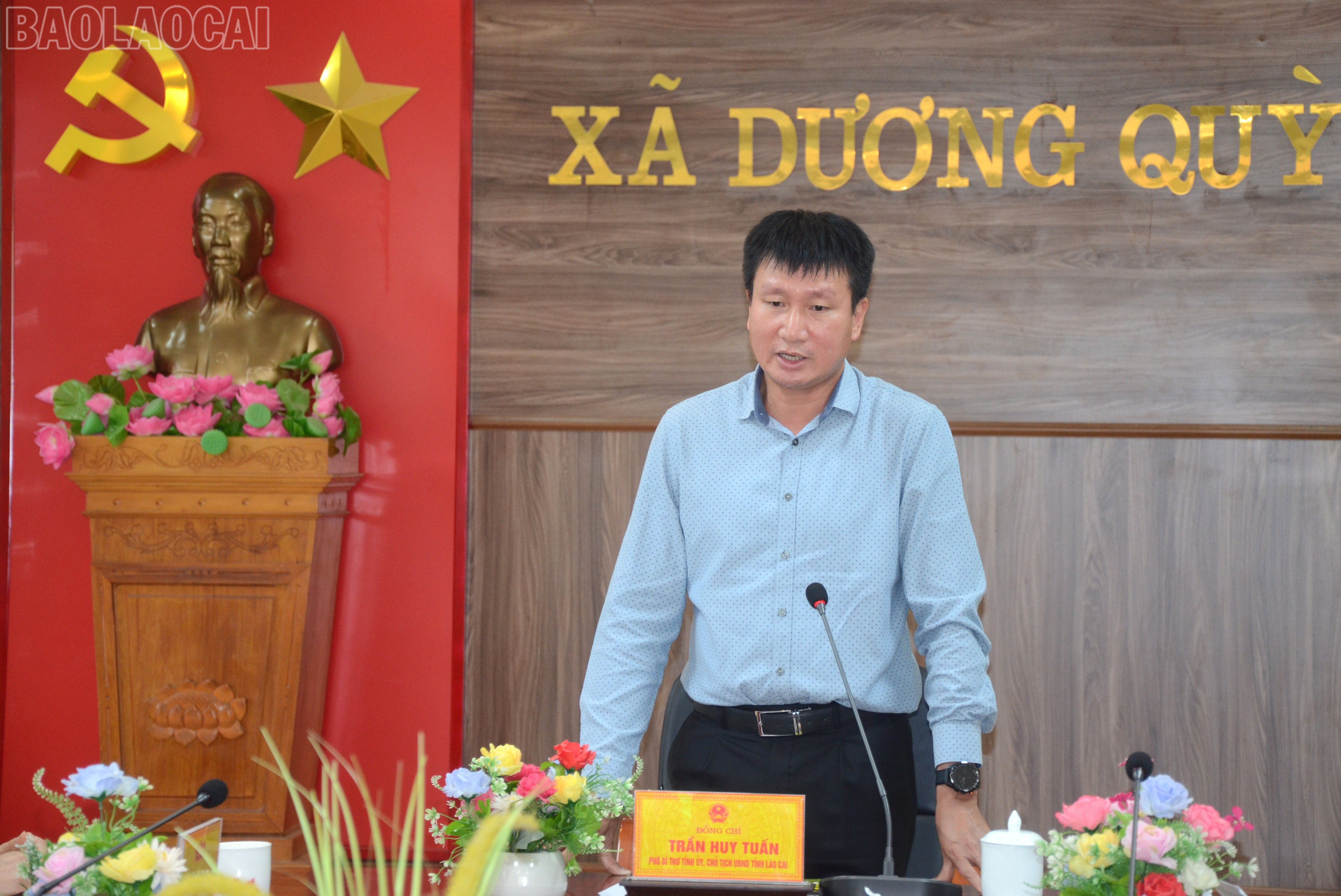Đồng chí Chủ tịch UBND tỉnh Trần Huy Tuấn yêu cầu Đảng ủy xã Dương Quỳ tập trung khắc phục hậu quả mưa lũ, sớm ổn định đời sống cho người dân. baolaocai-tl_dsc-5339.jpg