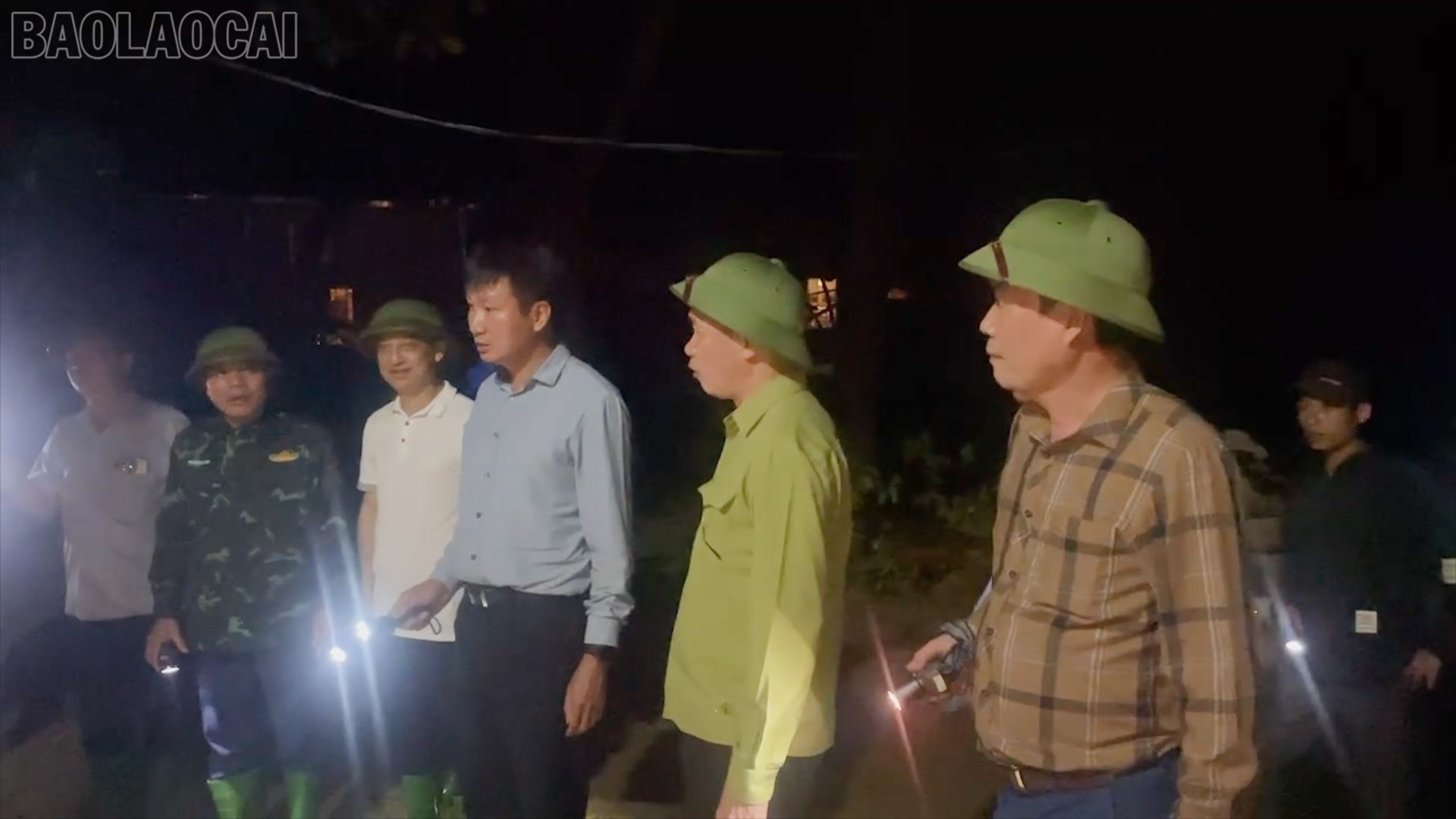 Đồng chí Chủ tịch UBND tỉnh Trần Huy Tuấn đánh giá cao sự chủ động của cấp ủy, chính quyền xã Dương Quỳ trong triển khai thực hiện phương châm “bốn tại chỗ”. baolaocai-tl_ct00-00-46-17still001.jpg