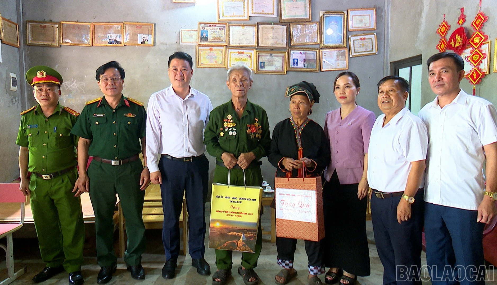 baolaocai-br_tang-qua-27-700-01-05-01still005-1034.jpg