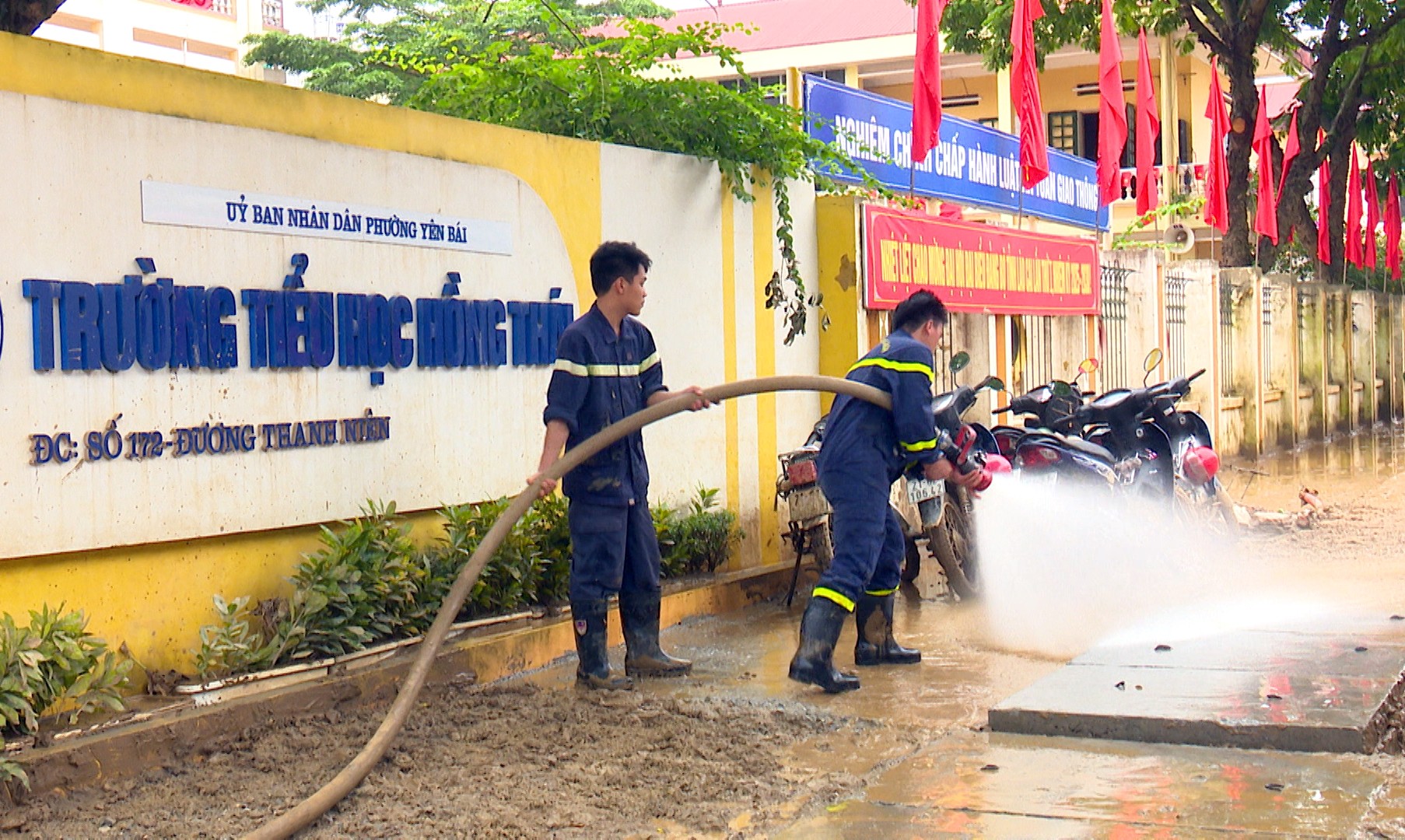 Lực lượng Cảnh sát Phòng cháy chữa cháy và cứu nạn cứu hộ Công an tỉnh hỗ trợ dọn rửa bùn đất tại Trường Tiểu học Hồng Thái. pccccccccccc00-01-33-17still006.jpg