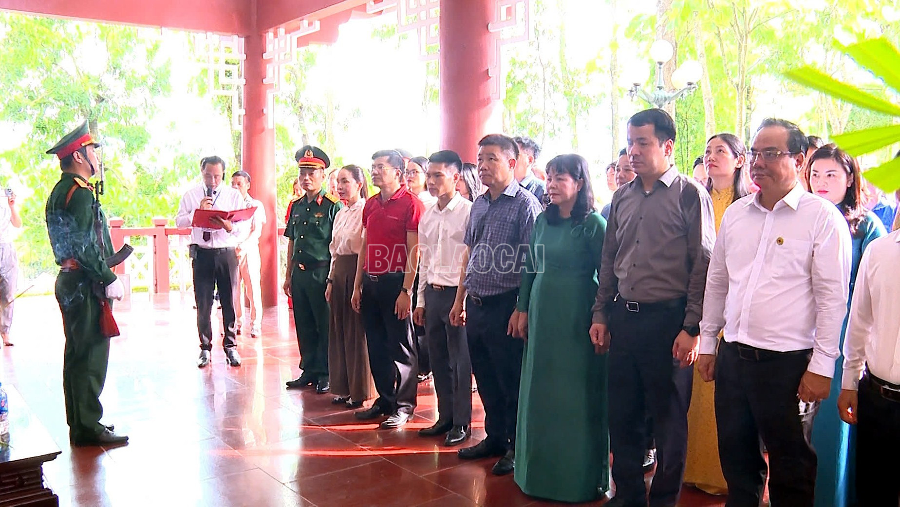 Ban tổ chức chương trình cũng đã đến dâng hương, dâng hoa tại Khu tưởng niệm Chủ tịch Hồ Chí Minh. baolaocai-c_binh5.jpg