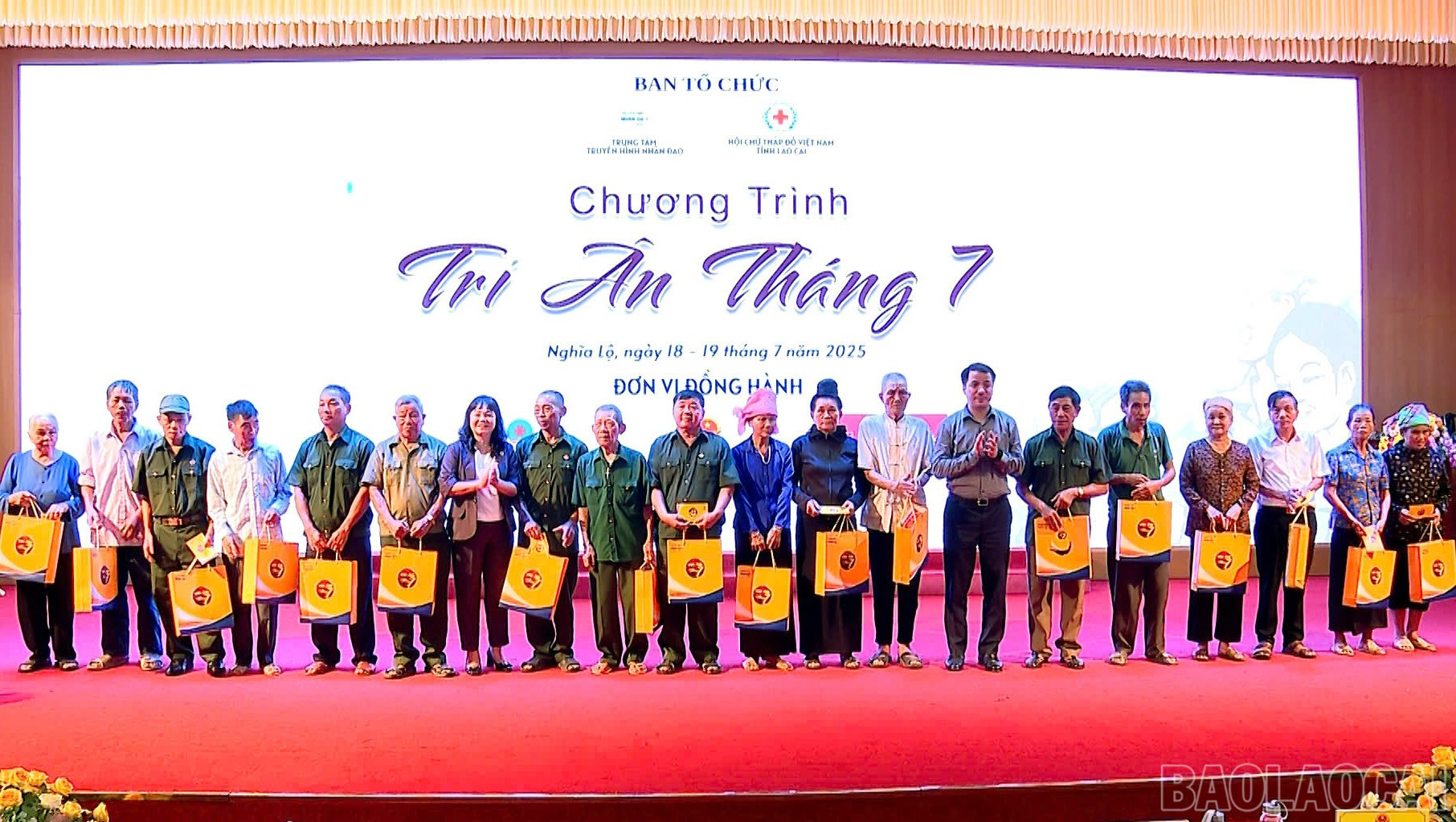 Các đồng chí: Phó Chủ tịch HĐND tỉnh Hoàng Thị Thanh Bình; Phó Bí thư Đảng ủy Mặt trận Tổ quốc và các đoàn thể Trung ương Ngô Văn Cương tặng quà cho các đối tượng chính sách trên địa bàn phường. baolaocai-br_binh7.jpg
