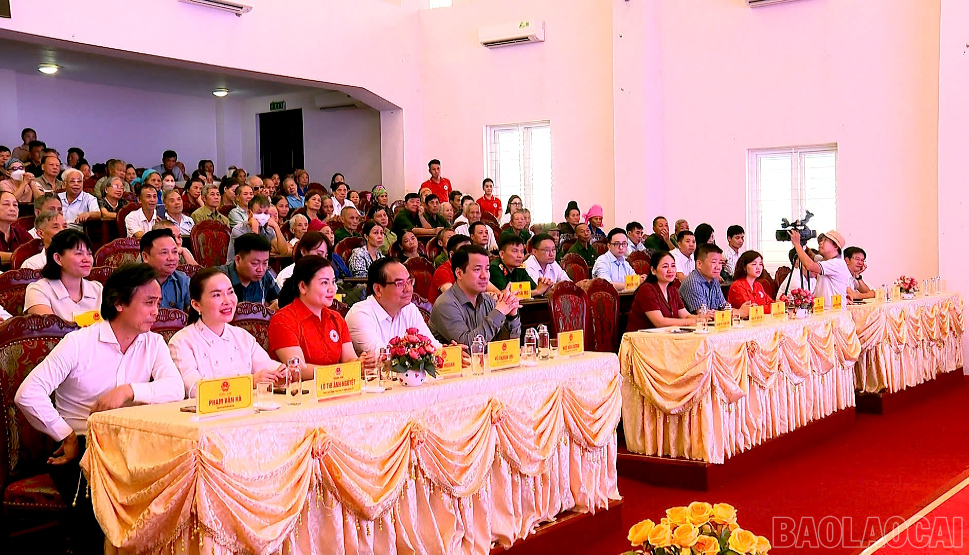 Các đại biểu tham dự Chương trình “Tri ân tháng 7” tại phường Nghĩa Lộ. baolaocai-br_binh2.jpg