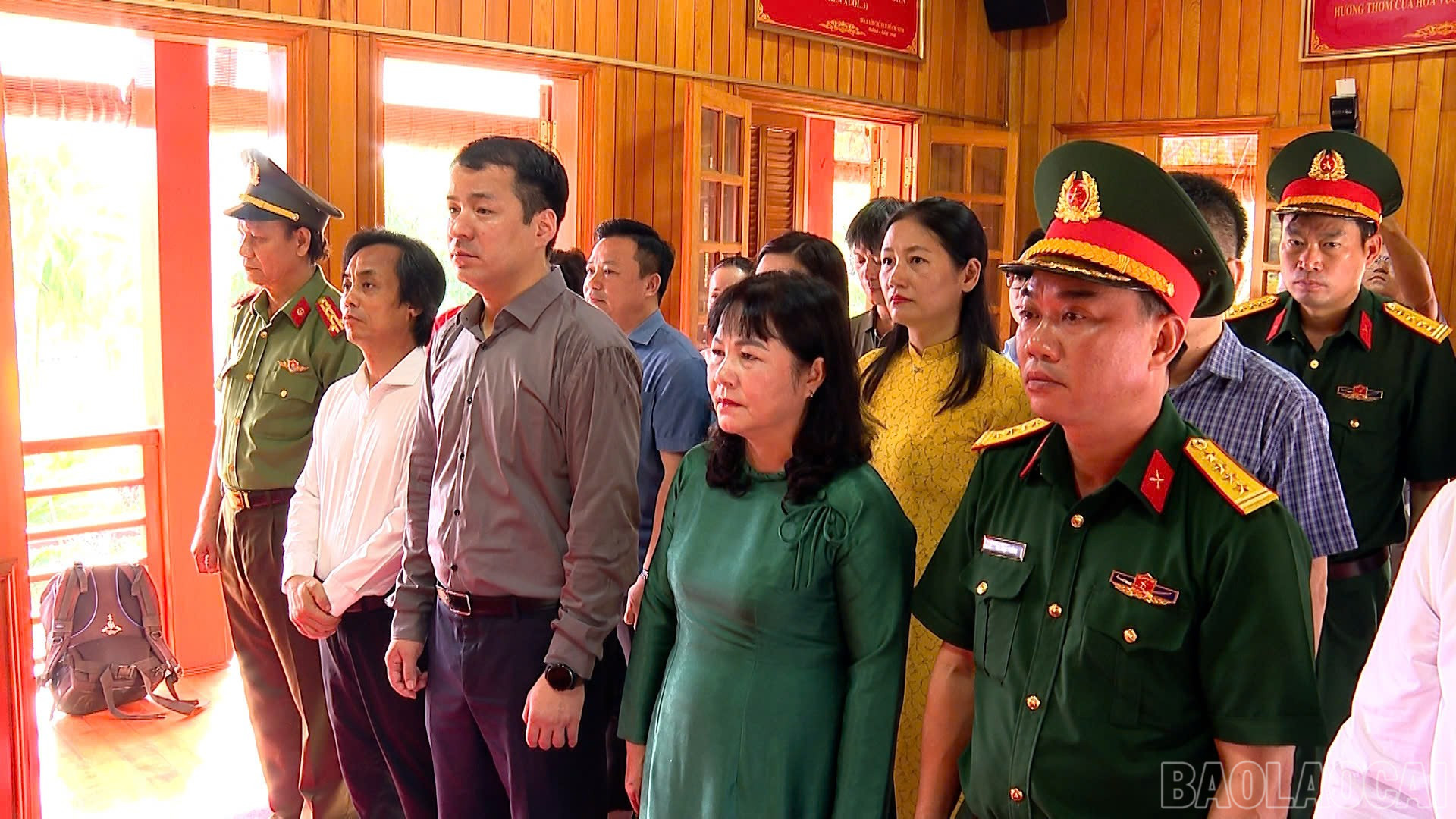 Ban tổ chức chương trình cũng đã đến dâng hương, dâng hoa tại Khu di tích Căng và Đồn Nghĩa Lộ. baolaocai-br_z6820360746164-2a8937cdd3e250c959f144d87373f60a.jpg