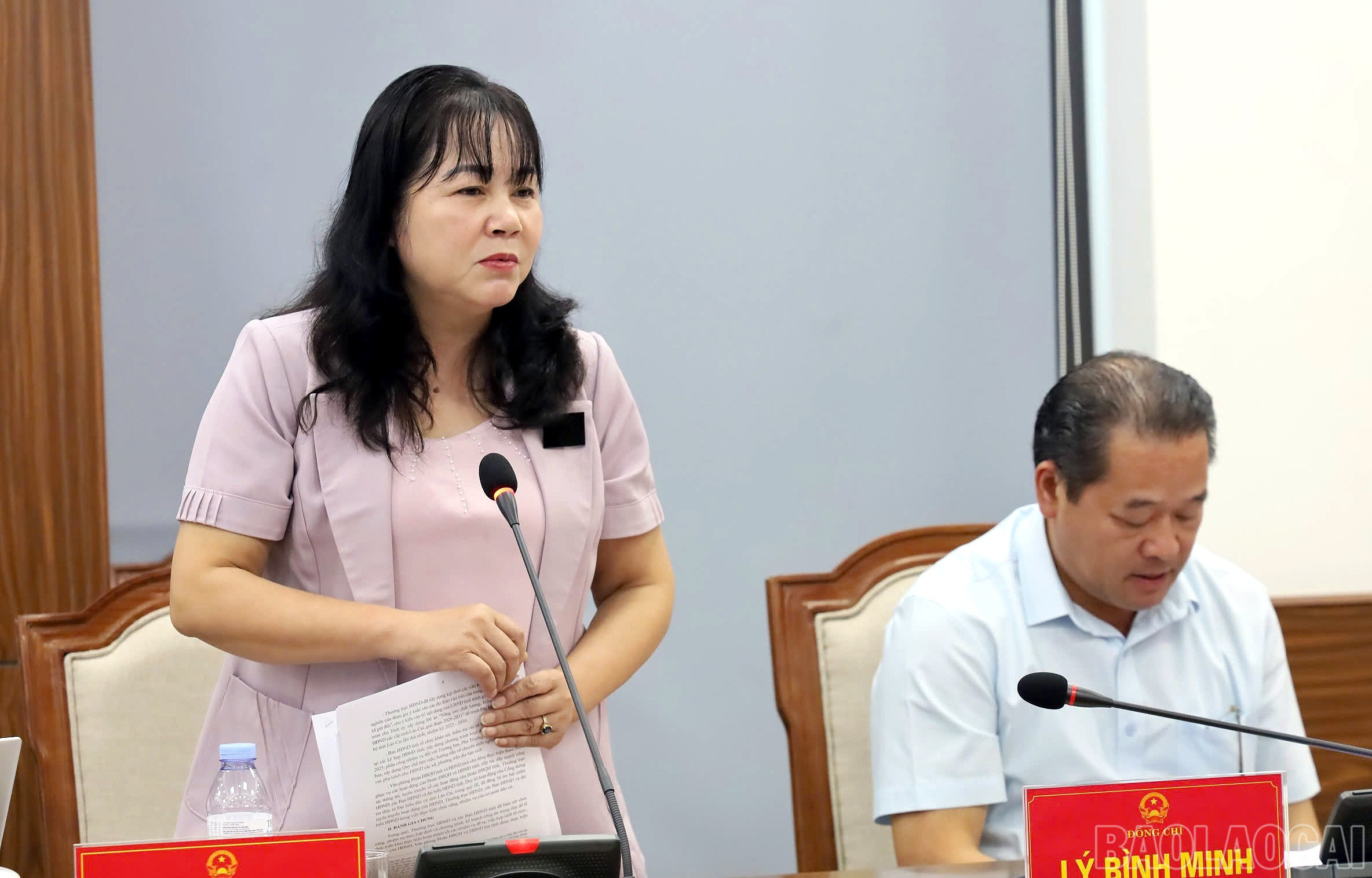 Các đồng chí Thường trực HĐND phát biểu ý kiến tại phiên họp. baolaocai-br_z7111456766603-f87a675d7736c7cefa17e25febc9908c.jpg